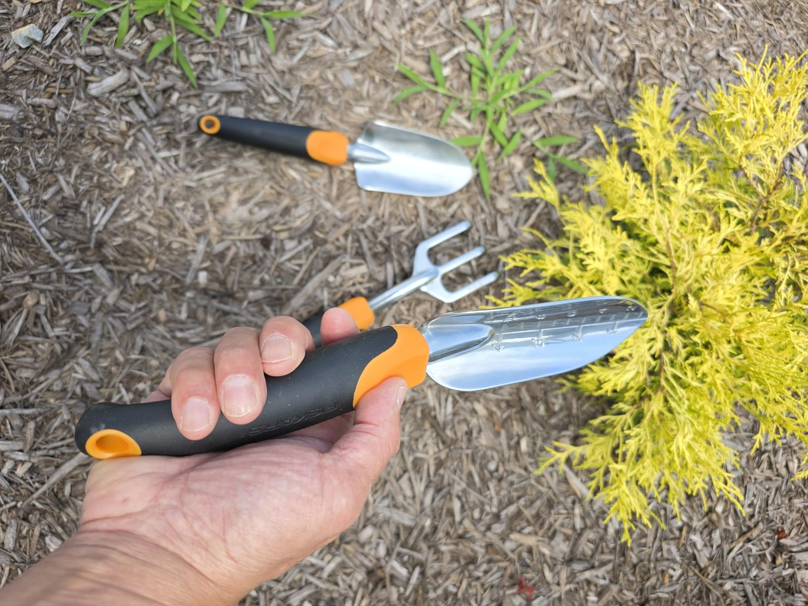 Fiskars 3-in-1 Garden Tool Set, Includes Trowel, Transplanter, and Cultivator for Outdoor Gardening, Ergonomic Yard Tool Kit - Customer Photo 2
