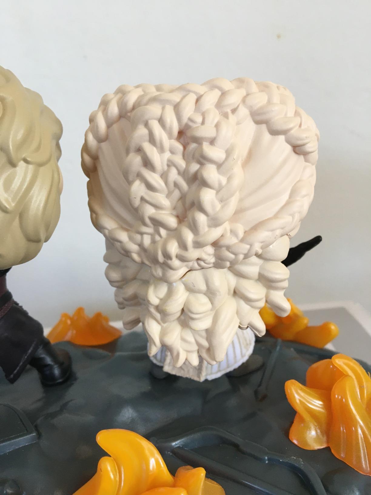 Funko POP! Deluxe: Cersei Lannister Sitting on Iron Throne - Customer Photo 2