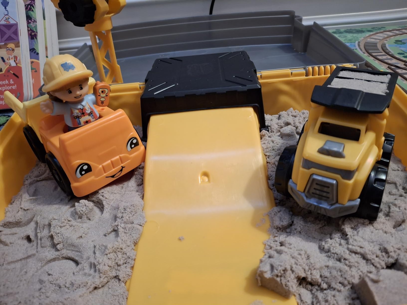 Kinetic Sand, Construction Site Folding Sandbox with 2lbs Play Sand & Toy Truck, Storage Case, Sensory Toys, for Kids Ages 3 and up - Customer Photo 0
