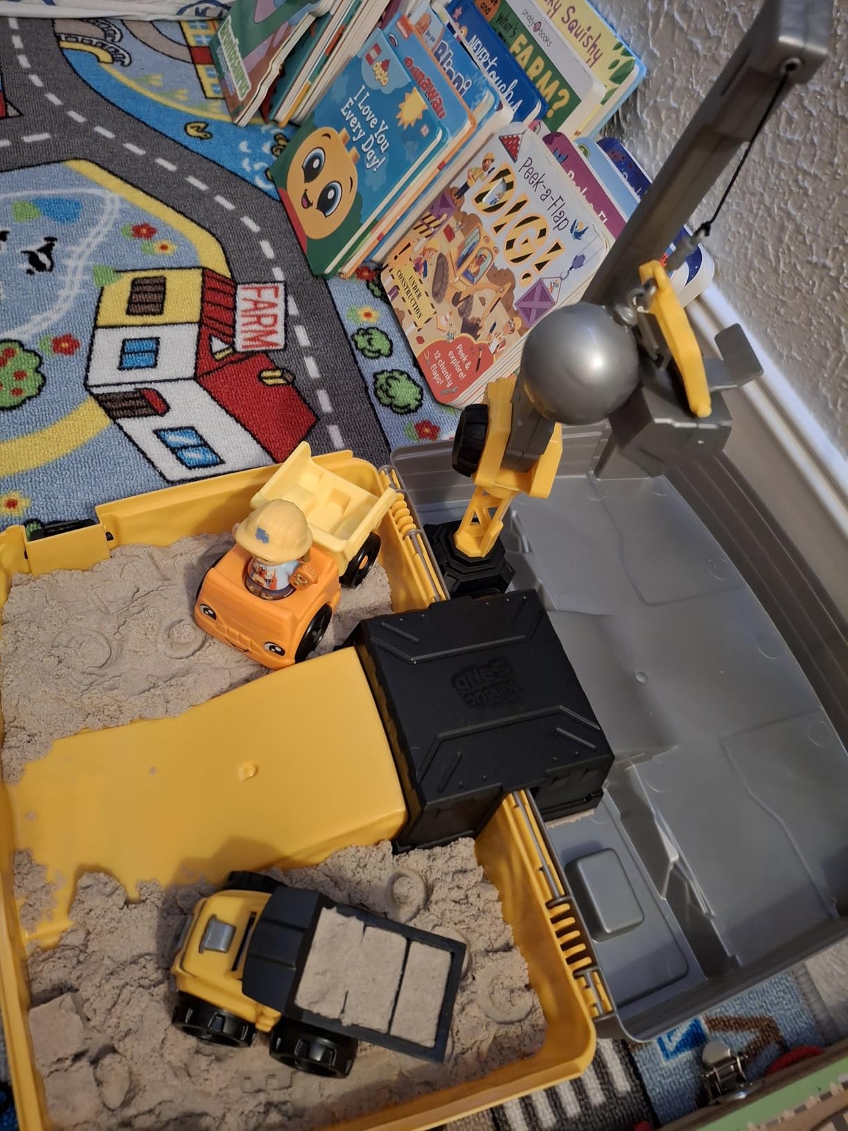 Kinetic Sand, Construction Site Folding Sandbox with 2lbs Play Sand & Toy Truck, Storage Case, Sensory Toys, for Kids Ages 3 and up - Customer Photo 1