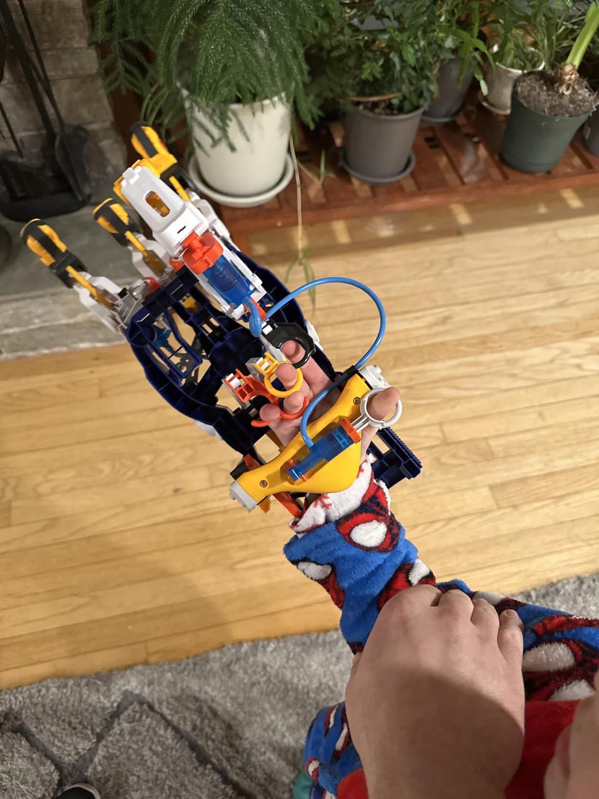 Thames & Kosmos Mega Cyborg Hand STEM Experiment Kit | Build Your Own GIANT Hydraulic Amazing Gripping Capabilities Adjustable for Different Sizes Learn Pneumatic Systems - Customer Photo 1