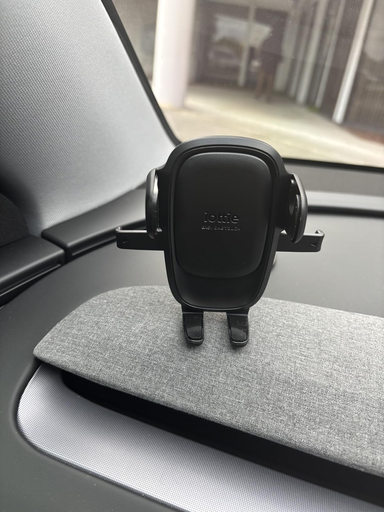 iOttie Easy One Touch Signature Dashboard & Windshield Universal Car Mount Phone Holder Desk Stand with Suction Cup Base and Telescopic Arm for iPhone, Samsung, Google, More Smartphones - Customer Photo 2