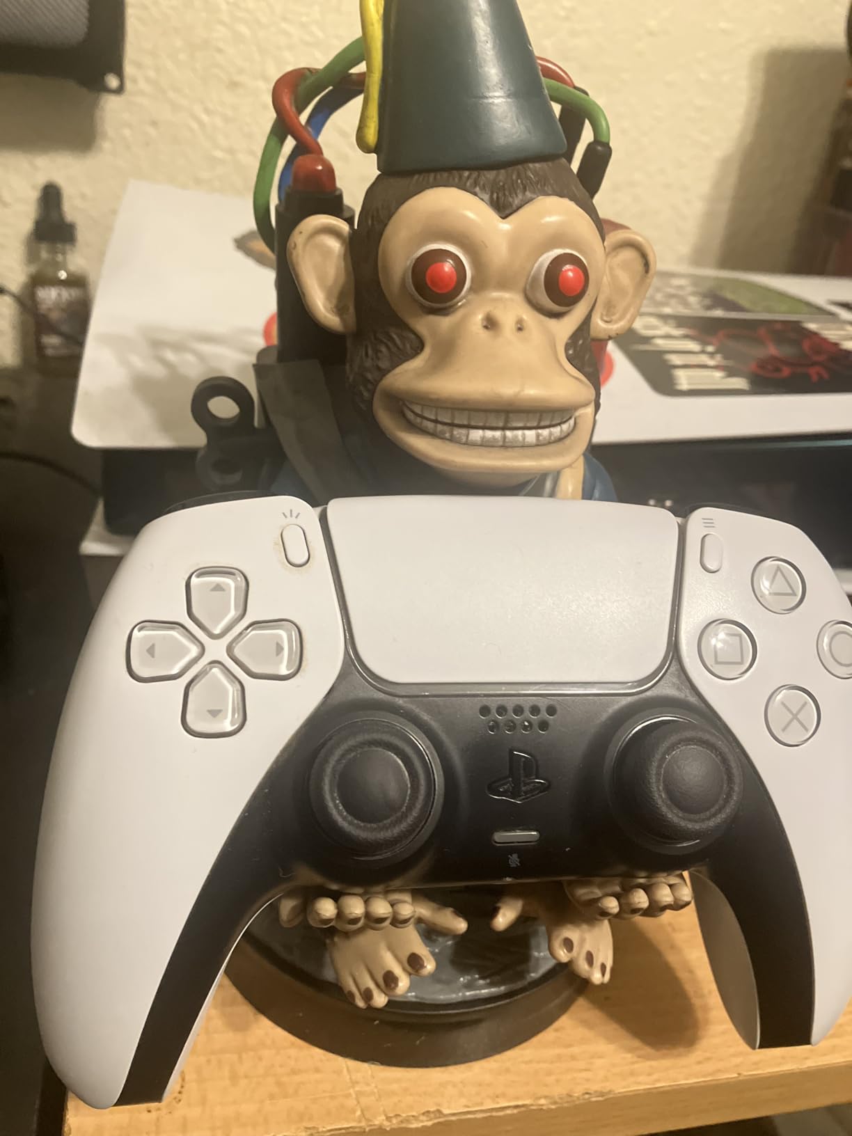 Exquisite Gaming: Call of Duty: Monkeybomb - Original Mobile Phone & Gaming Controller Holder, Device Stand, Cable Guys, Licensed Figure - Customer Photo 1