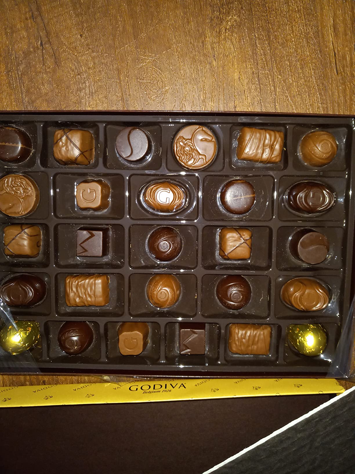 Godiva Belgium Goldmark Assorted Chocolate 10.9 OZ Customer Review Godiva Belgium Goldmark Assorted Chocolate 10.9 OZ - Customer Photo 1