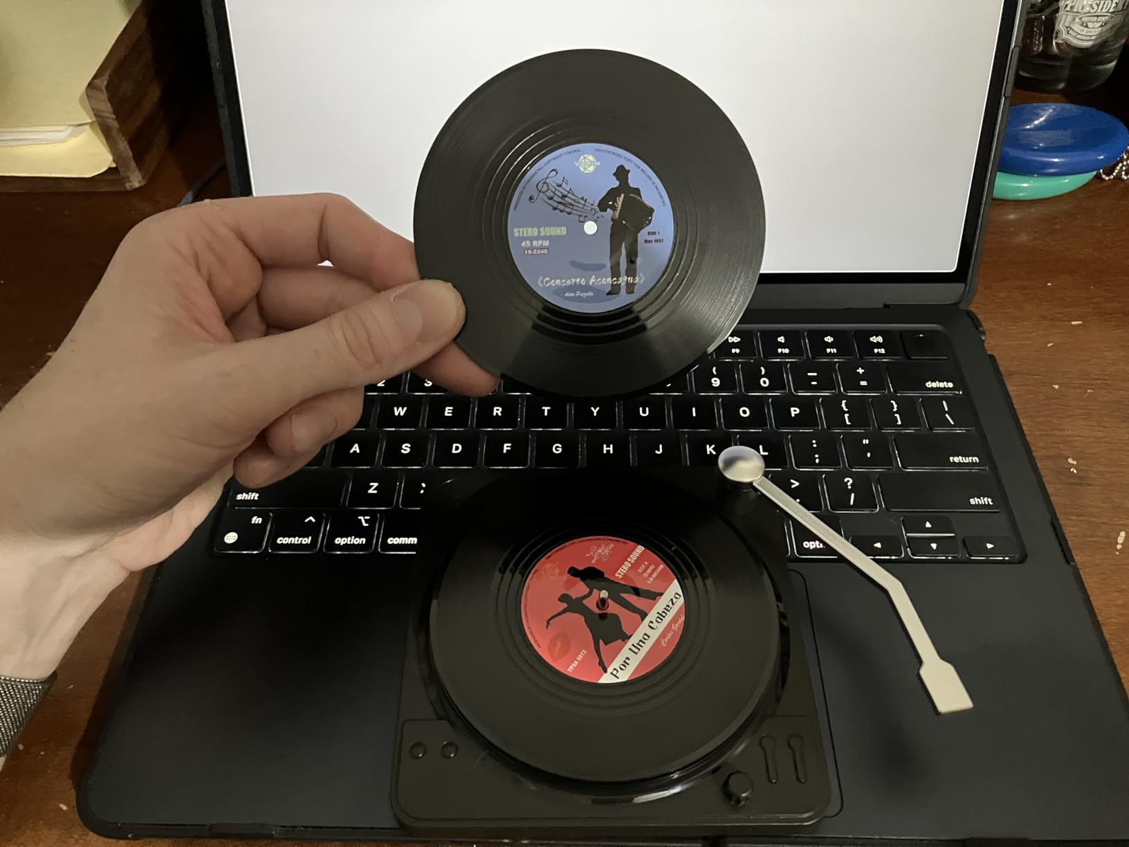 Valdivia Funny Retro Vinyl Record Coasters with Player, 6 Pcs Music Coasters for Drinks, Bars, Party, Birthday Gifts for Music Lovers, Home Decor Housewarming and White Elephant Gifts Ideas - Customer Photo 1