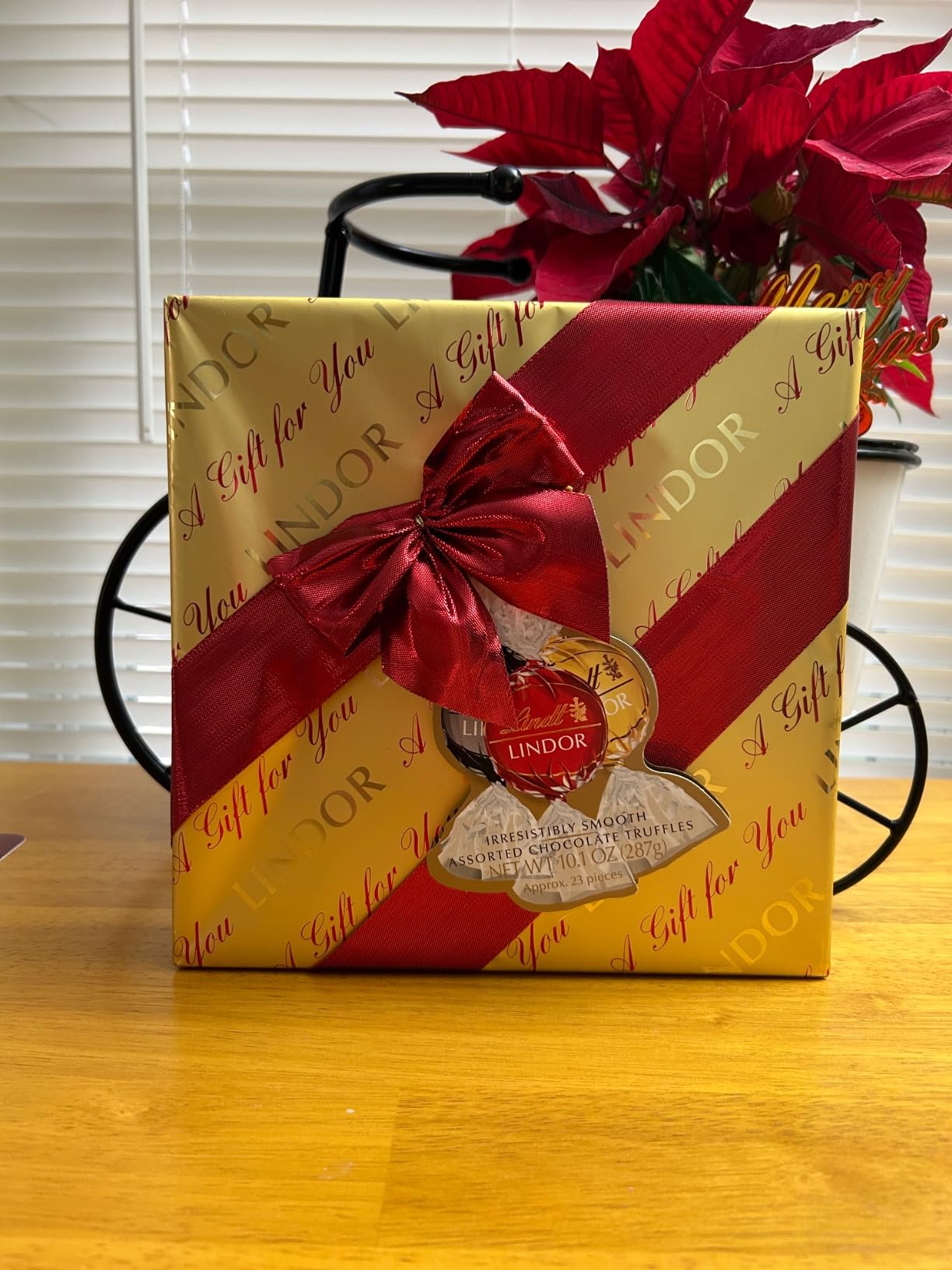 Lindt LINDOR Assorted Chocolate Candy Truffles Gift Box, Assorted Chocolate with Smooth, Melting Truffle Center, 7.6 oz. Customer Review Lindt LINDOR Assorted Chocolate Candy Truffles Gift Box, Assorted Chocolate with Smooth, Melting Truffle Center, 7.6 oz. - Customer Photo 2