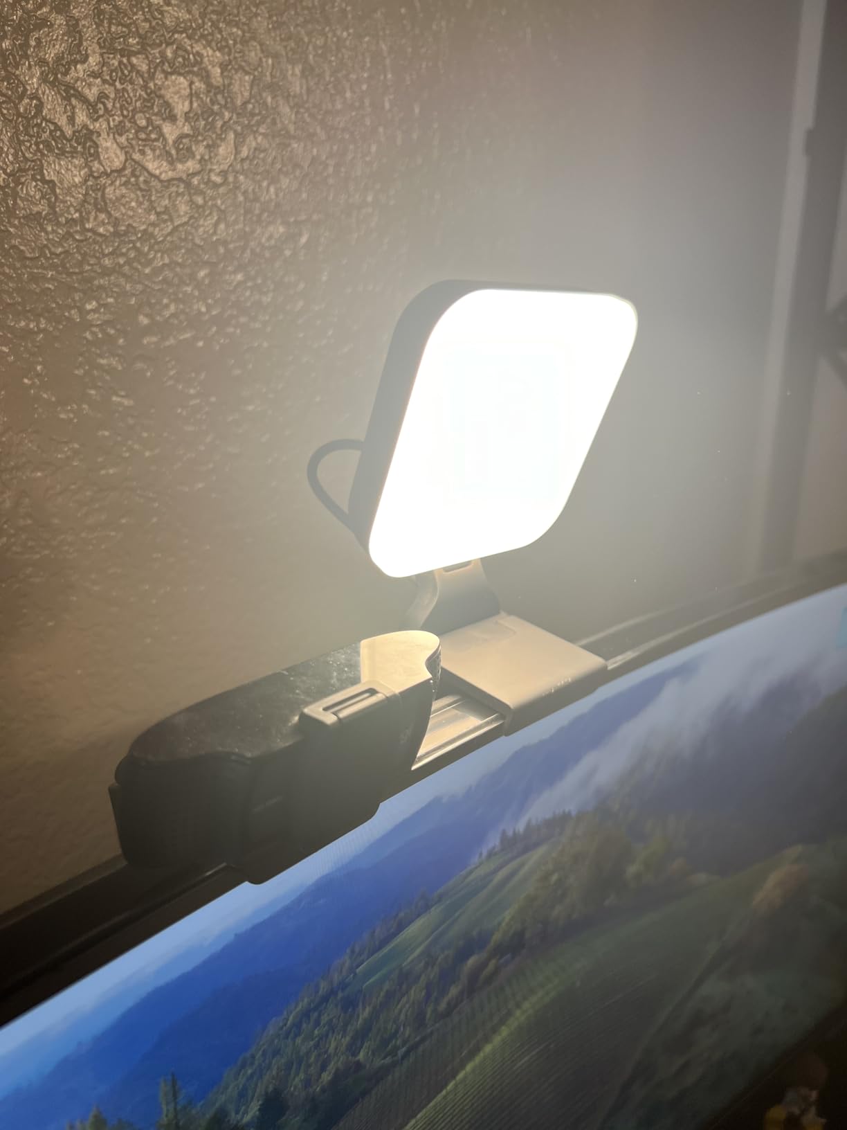 Logitech for Creators Litra Glow Premium LED Streaming Light with TrueSoft, adjustable mount, video lighting for recording streams, PC/Mac - Graphite Customer Review Logitech for Creators Litra Glow Premium LED Streaming Light with TrueSoft, adjustable mount, video lighting for recording streams, PC/Mac - Graphite - Customer Photo 1