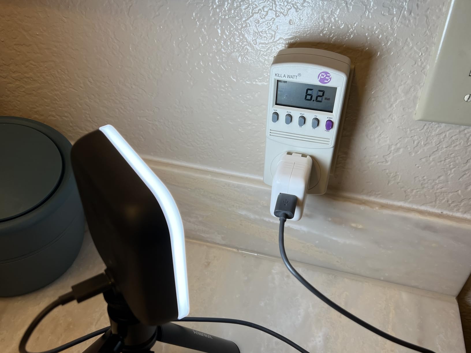 Logitech for Creators Litra Glow Premium LED Streaming Light with TrueSoft, adjustable mount, video lighting for recording streams, PC/Mac - Graphite Customer Review Logitech for Creators Litra Glow Premium LED Streaming Light with TrueSoft, adjustable mount, video lighting for recording streams, PC/Mac - Graphite - Customer Photo 2