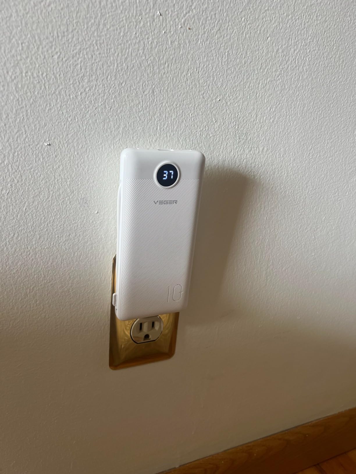 VEGER Portable Charger for iPhone Built in Cables and Wall Plug, 10000mah Slim Fast Charging USB C Power Bank, Travel Essential Battery Pack Compatible with iPhones, iPad, Samsung More Devices(Black) - Customer Photo 2