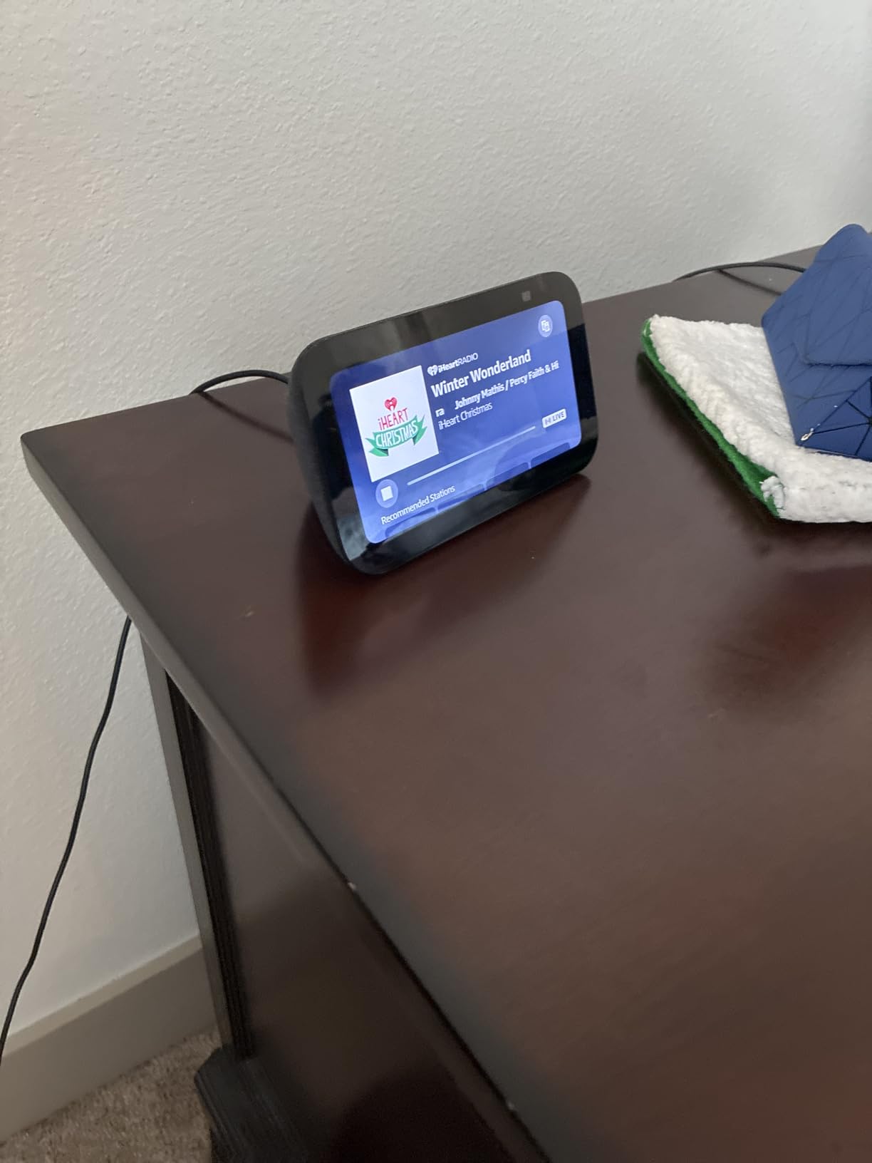 Amazon Echo Show 5 (newest model), Smart display with Alexa+ Early Access, 2x the bass and clearer sound, Charcoal - Customer Photo 2