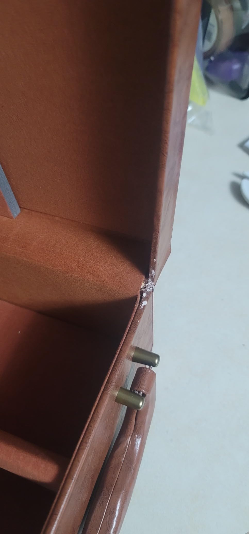 Wine Gift Box with 4 Wine Accessories Set,Portable Two Bottle Wine Carrier Case for Christmas,Wedding, Anniversary, Party,Vintage Leather Wine Storage Box for Home Bar Decor and Wine Collection Customer Review Wine Gift Box with 4 Wine Accessories Set,Portable Two Bottle Wine Carrier Case for Christmas,Wedding, Anniversary, Party,Vintage Leather Wine Storage Box for Home Bar Decor and Wine Collection - Customer Photo 1