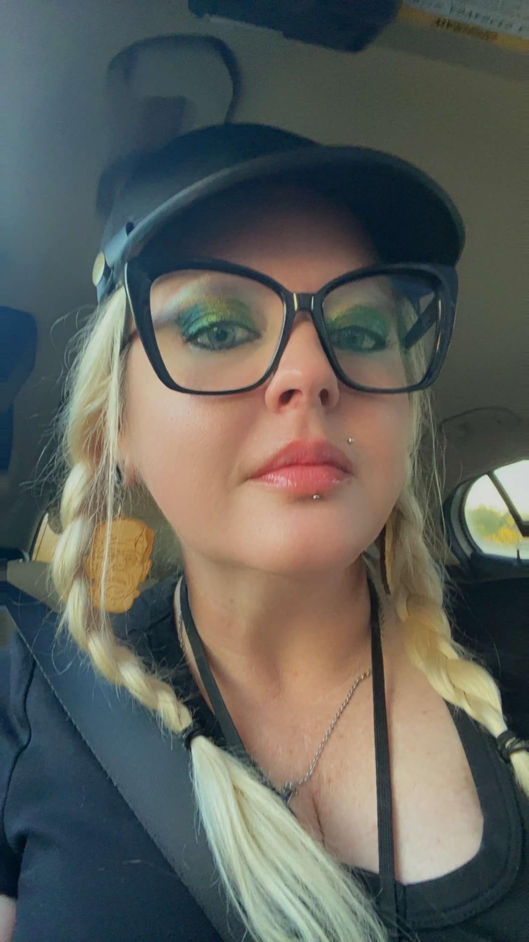 MAKI YIKA Glitter Liquid Eyeshadow Chameleon Metallic Eyeshadow MultiColor Shifting Long Lasting Multichrome Holographic Eye Topper Glitters (#6 Aurora) - Customer Photo 1