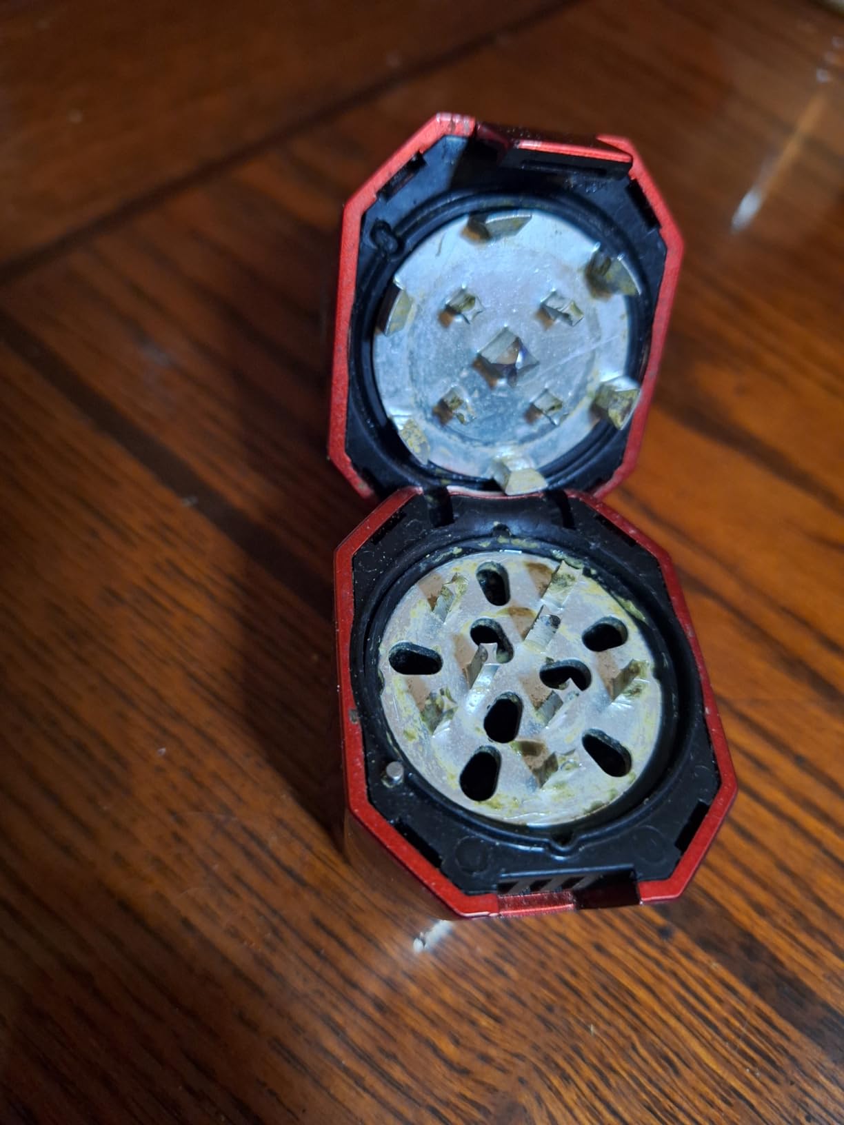 Banana Bros OTTO GO Electric Smart Spice Grinder - Automatic Herb Grinder with Smart AI Technology - Rechargeable via USB - Portable Milling for Dry Herbs and Spices - White - No Carrying Case - Customer Photo 4