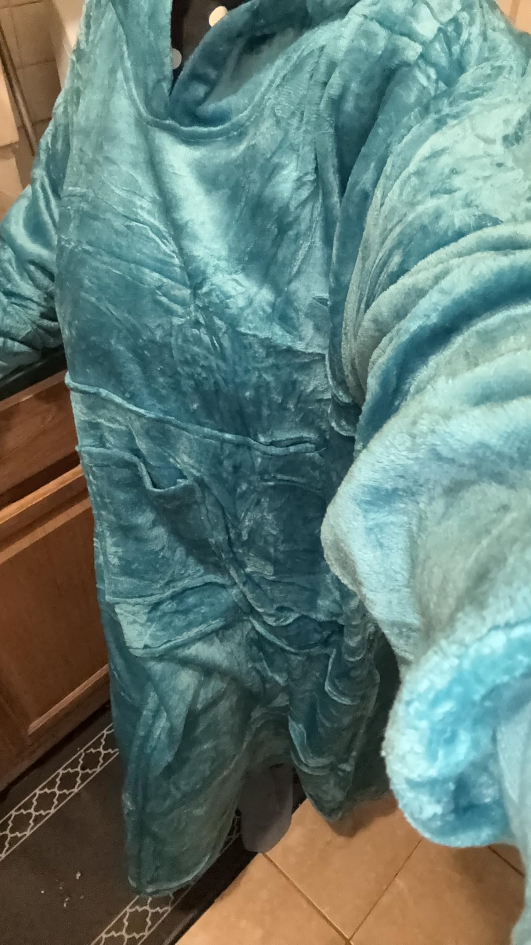 FUSSEDA Oversized Wearable Blanket Sweatshirt, Thick Warm Fleece Cozy Sherpa Hooded with Pockets and Sleeves Gift for Adult Customer Review FUSSEDA Oversized Wearable Blanket Sweatshirt, Thick Warm Fleece Cozy Sherpa Hooded with Pockets and Sleeves Gift for Adult - Customer Photo 2