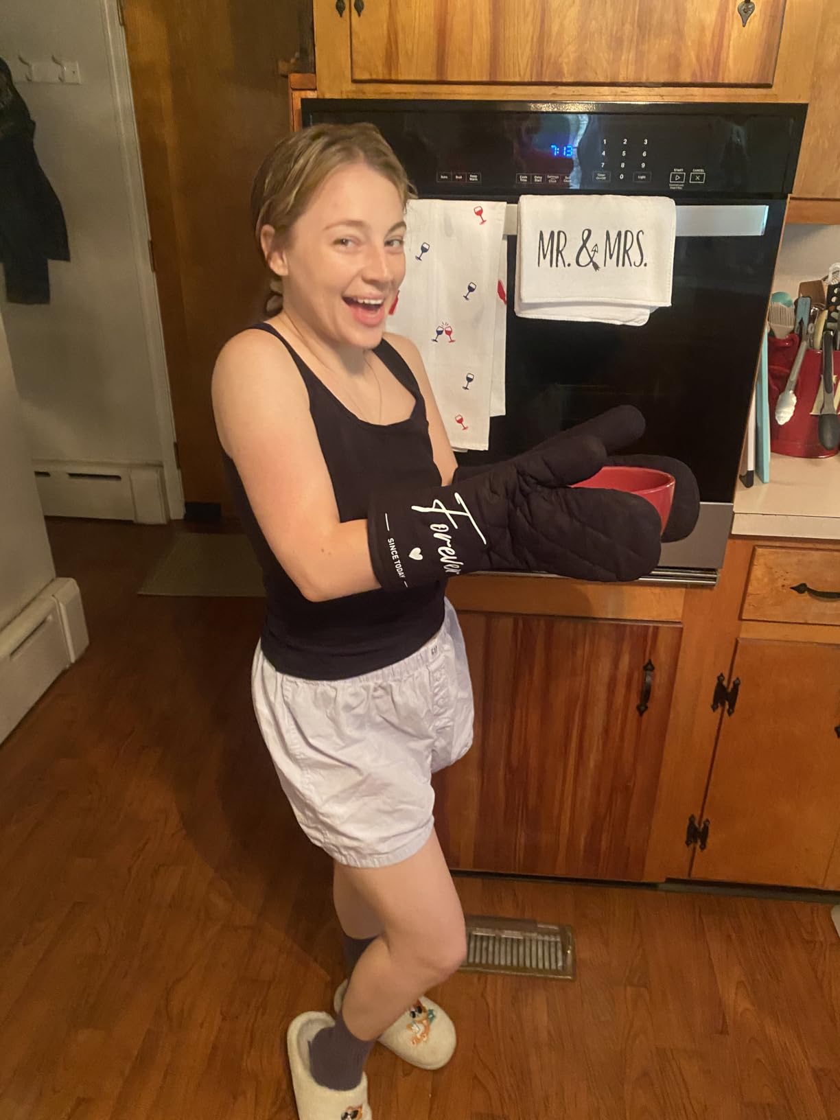 Mr & Mrs Aprons for Couple Gift-Anniversary,Bridal Shower,Wedding,Engagement,Christmas Gifts for Couple,Kitchen Gift Set Customer Review Mr & Mrs Aprons for Couple Gift-Anniversary,Bridal Shower,Wedding,Engagement,Christmas Gifts for Couple,Kitchen Gift Set - Customer Photo 1