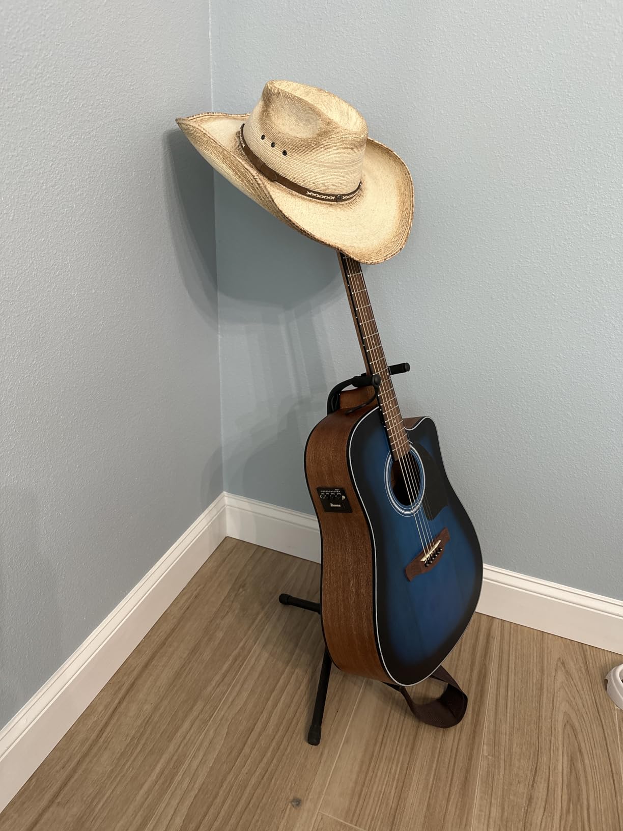 Amazon Basics Height Adjustable Foldable Guitar Stand with Secure Support for Acoustic, Electric, Bass and Banjos, Sturdy, Black - Customer Photo 2