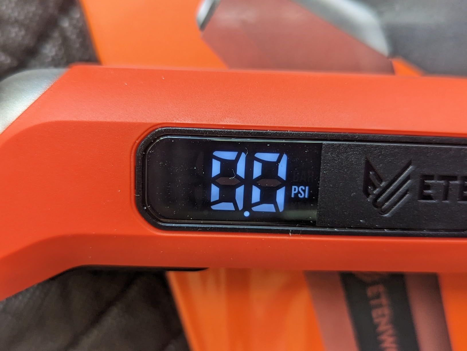 ETENWOLF T300 Digital Tire Pressure Gauge 3-200 PSI, Industrial Tire Gauge Calibrated to ANSI B40.7 Grade 2A(Plus-Minus 0.5%), Replaceable AAA Batteries (Vivid Orange) - Customer Photo 2