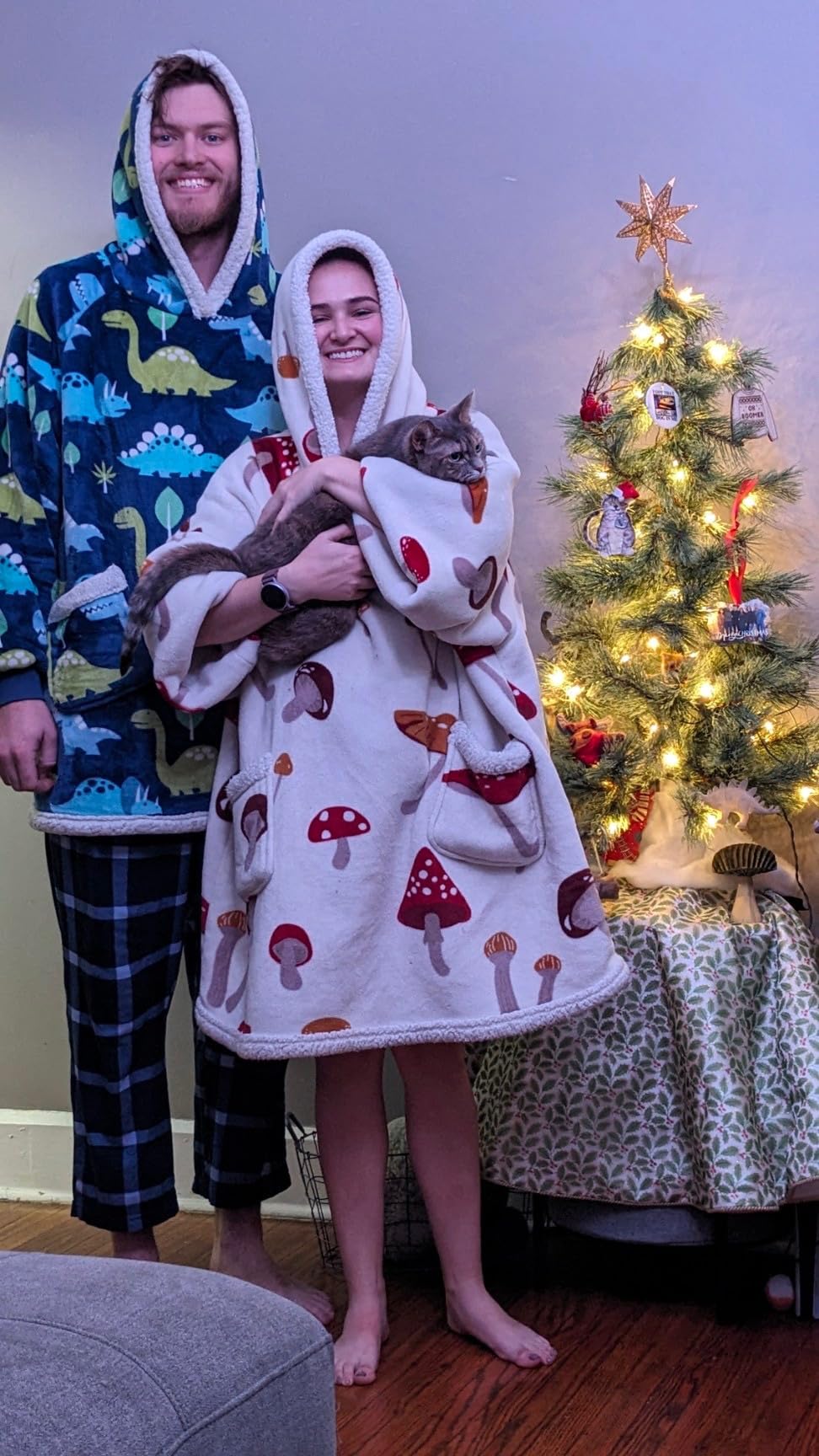 Bedsure Wearable Blanket Hoodie, Sherpa Hooded Blanket Printed for Adult & Kids as Gifts for Women, Mom Gifts Sherpa Hoodie, Standard, Cat, Light Beige - Customer Photo 2