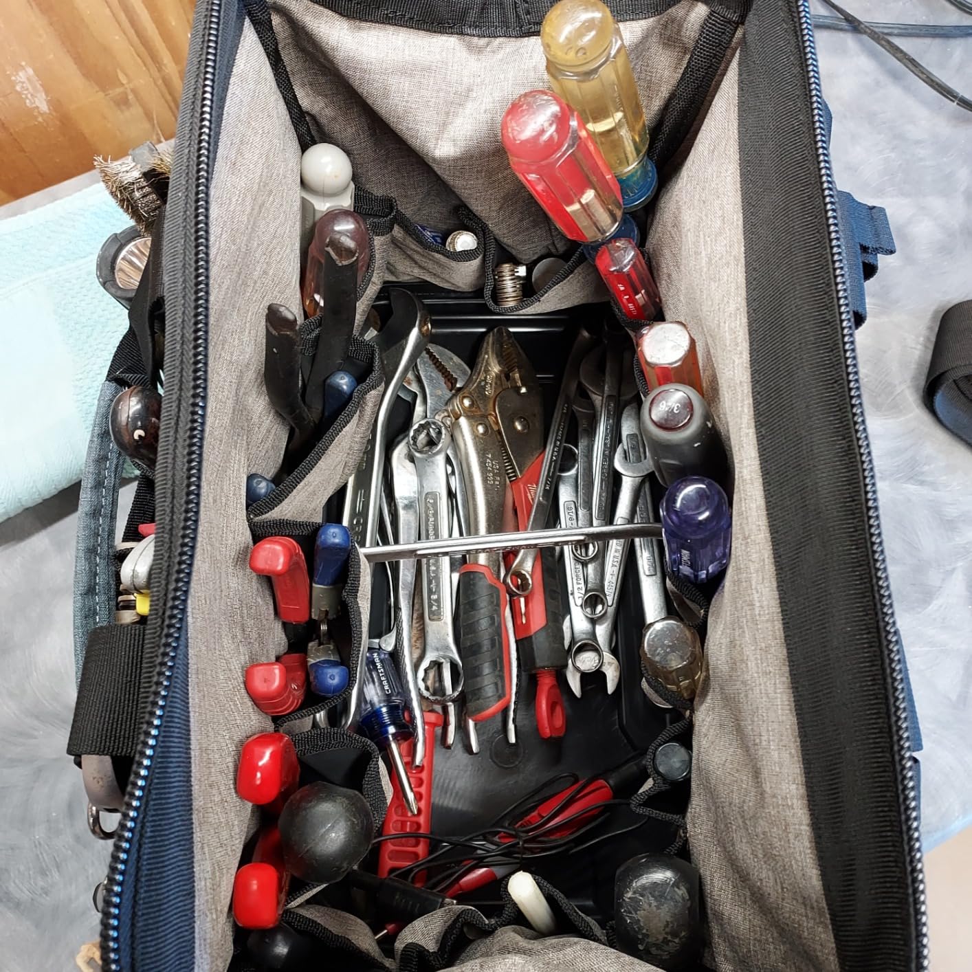 ARBON 34 Pockets Tool Bag 16 Inch with Hard Waterproof Base Heavy Duty MOLLE Large Toolbag Bags for Men and Women Electrician Craftsman Hvac Carpenter Mechanic Customer Review ARBON 34 Pockets Tool Bag 16 Inch with Hard Waterproof Base Heavy Duty MOLLE Large Toolbag Bags for Men and Women Electrician Craftsman Hvac Carpenter Mechanic - Customer Photo 2