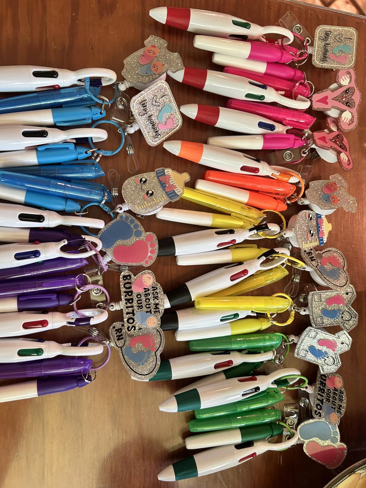 Lincia 90 Pcs Nurse Badge Accessories Nurse Pen Set Include Retractable Badge Reel Clips, Ballpoint Pens, Markers, Highlighters, Keychains, Gift for Nurses Medical Staff Christmas, 18 Sets(Uniform) - Customer Photo 1