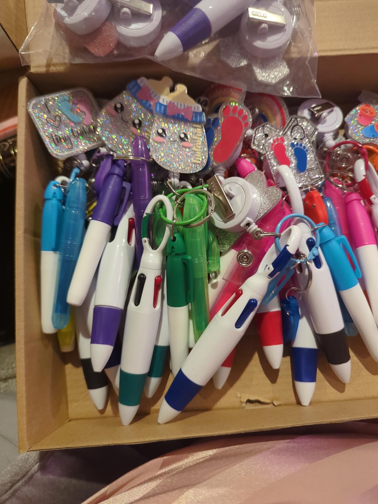 Lincia 90 Pcs Nurse Badge Accessories Nurse Pen Set Include Retractable Badge Reel Clips, Ballpoint Pens, Markers, Highlighters, Keychains, Gift for Nurses Medical Staff Christmas, 18 Sets(Uniform) - Customer Photo 2