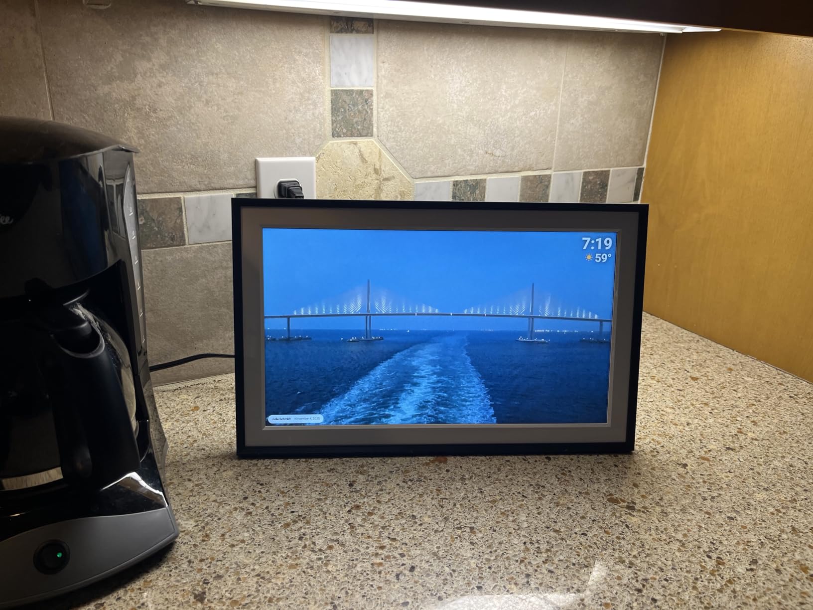 Digital Picture Frame, 15.6 Inch Large Frameo Digital Photo Frame WiFi, 32GB, 1920 * 1080 IPS HD Touch Screen, Tabletop&Wall-Mounted, Share Picture Video, Birthday, Wedding, for Mom - Customer Photo 2