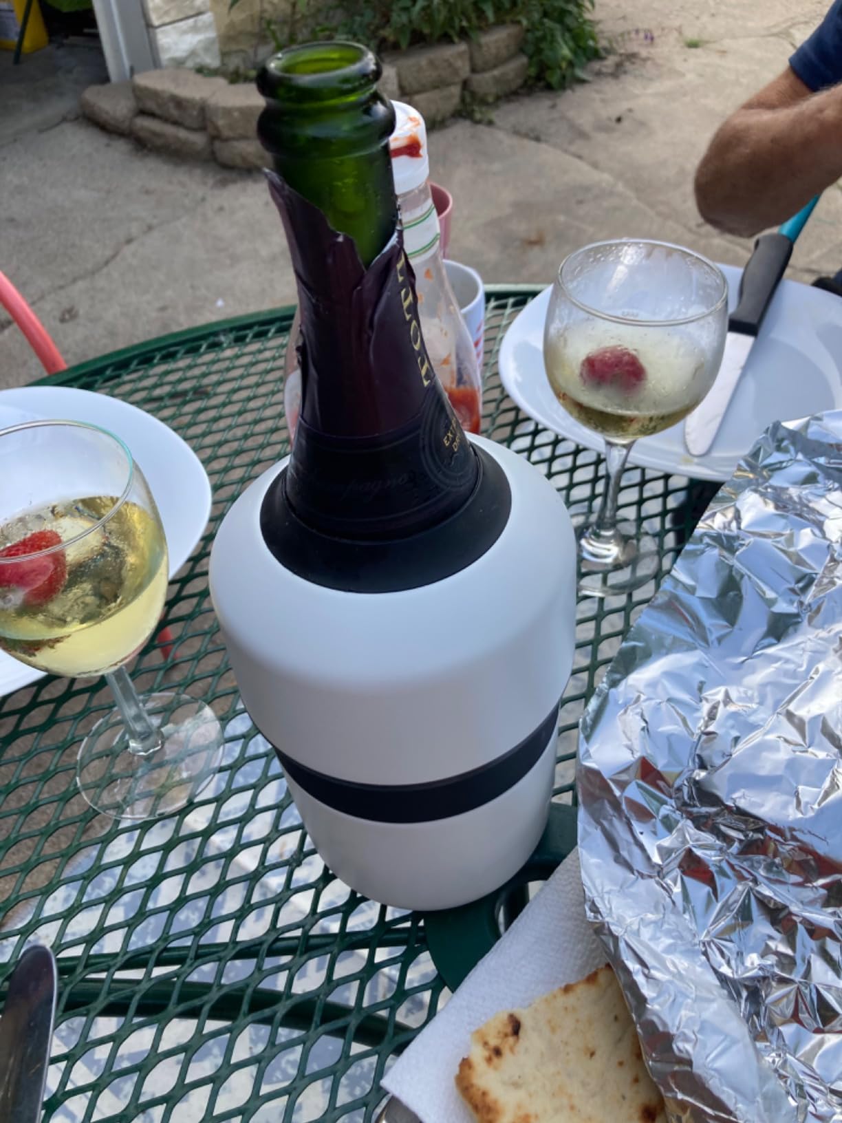 Huski Champagne Chiller | Award-Winning Iceless Design with Detachable Bottle Stopper | Keeps Wine Cold up to 6 Hours - Customer Photo 2