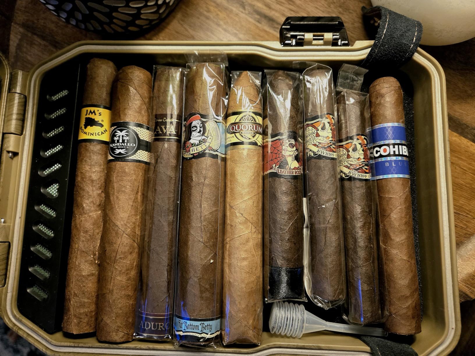 Travel Cigar Humidor Case - Cedar Lined, V Cut Cutter, Portable Humidor with Humidifier & Hygrometer, Holds 7-9 Cigars, Includes Lighter - Gift Set - Customer Photo 4