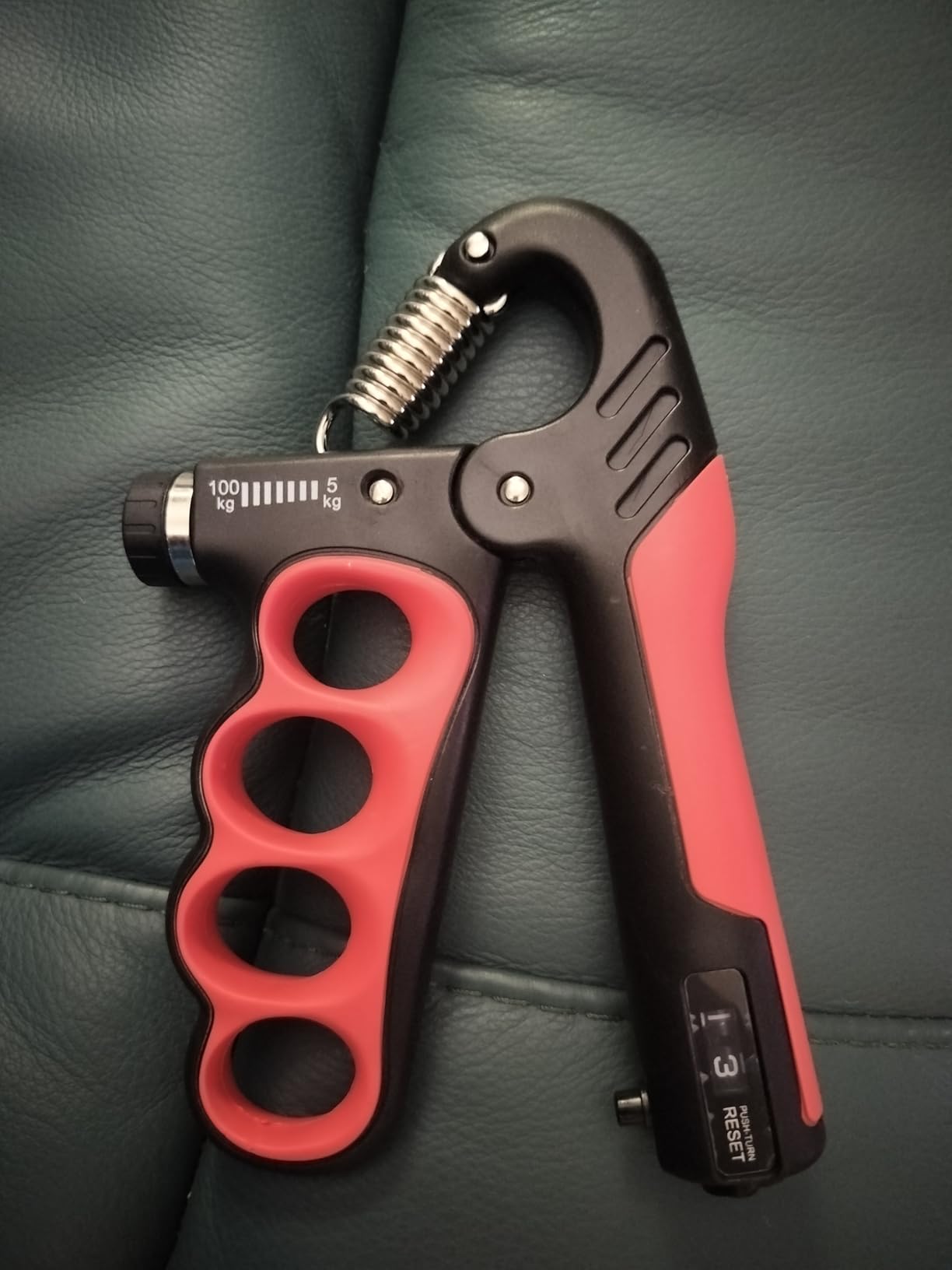 Grip Strength Trainer, Hand Grip Strengthener with Adjustable Resistance 11-220Lbs(5-100KG), Automatic Counter, Ergonomic Design, Forearm Strengthener for Musicians Athletes and Injury Recovery - Customer Photo 1