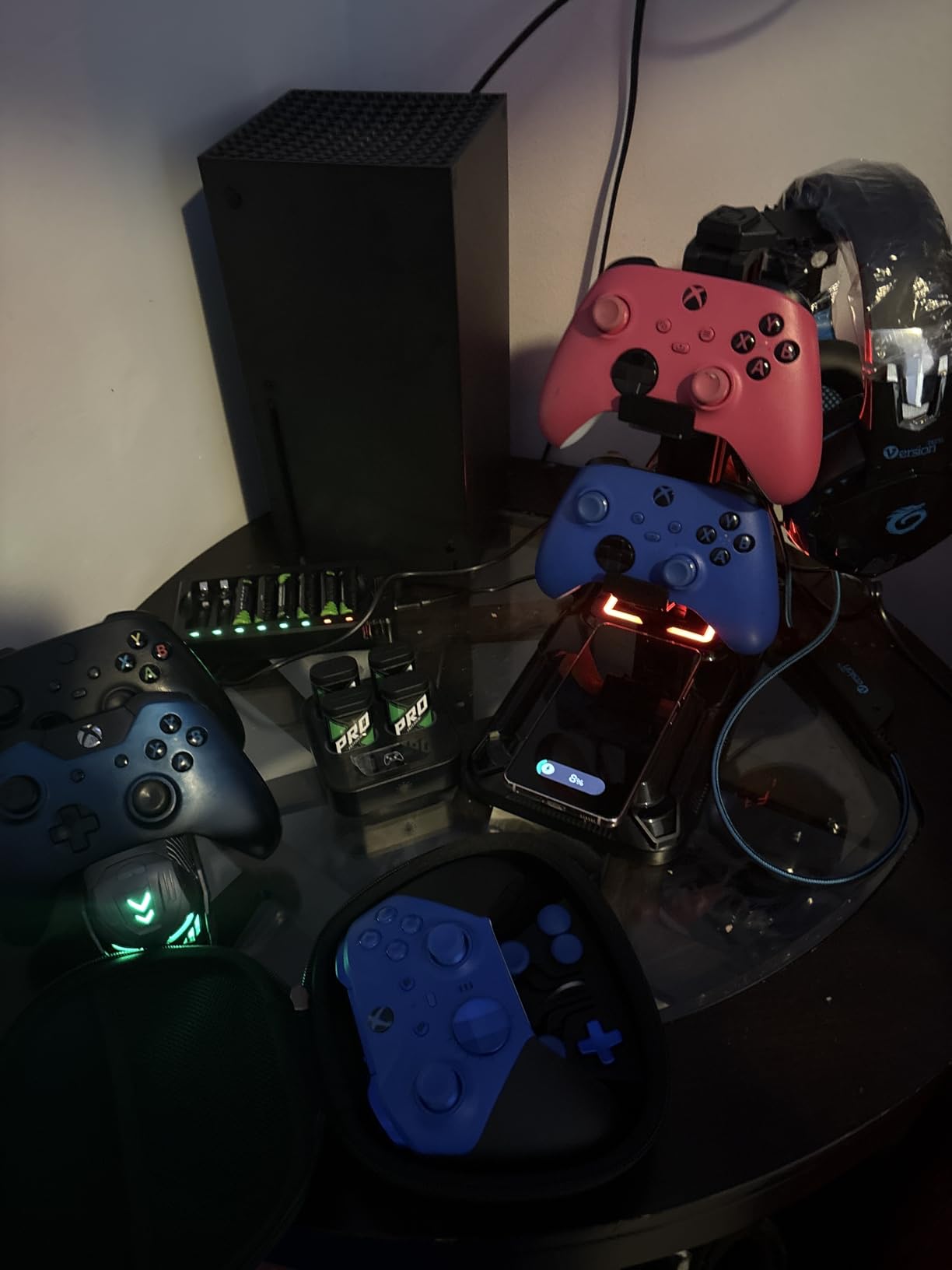 KDD Headphone & Controller Stand with Wireless Charging - Rotatable Headset Stand with 9 Light Modes - Controller Holder with 2 USB and Type C Ports - for Gamers Desktop Accessories - Customer Photo 1