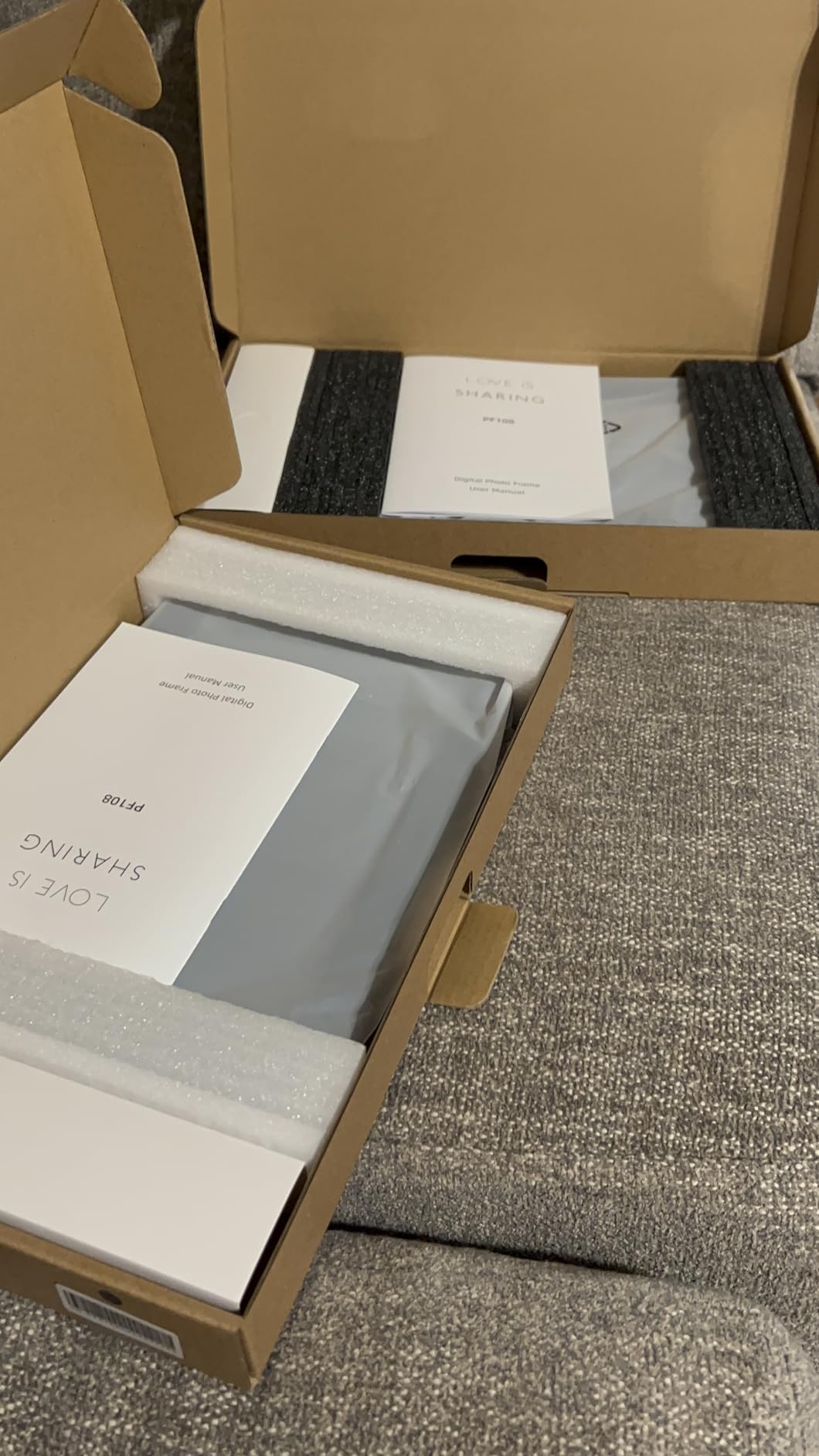 Digital Photo Frame - 10.1 Inch IPS HD Touch Screen WiFi Smart Digital Picture Frame, 16GB Storage, Automatic Rotation, Share Your Photos and Videos via Free App Black - Customer Photo 1