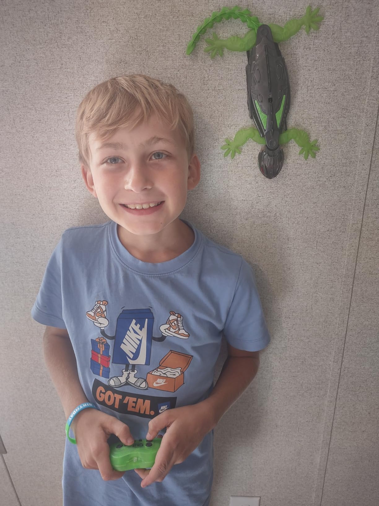 HEX BOTS Glow-in-The-Dark Gecko with Official Wall Climber Technology, Rechargeable Remote Control Robot Kids Toys, Prank Toys for Boys & Girls Ages 4 & Up Customer Review HEX BOTS Glow-in-The-Dark Gecko with Official Wall Climber Technology, Rechargeable Remote Control Robot Kids Toys, Prank Toys for Boys & Girls Ages 4 & Up - Customer Photo 1