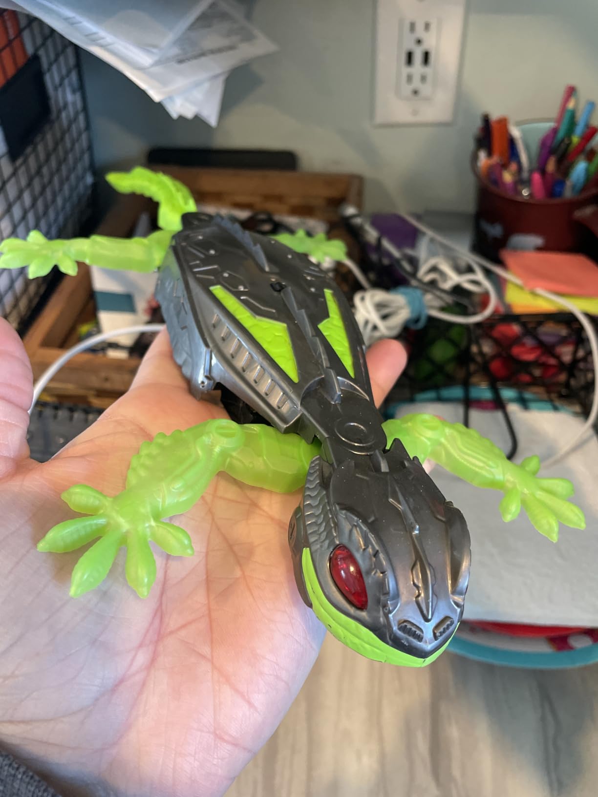 HEX BOTS Glow-in-The-Dark Gecko with Official Wall Climber Technology, Rechargeable Remote Control Robot Kids Toys, Prank Toys for Boys & Girls Ages 4 & Up Customer Review HEX BOTS Glow-in-The-Dark Gecko with Official Wall Climber Technology, Rechargeable Remote Control Robot Kids Toys, Prank Toys for Boys & Girls Ages 4 & Up - Customer Photo 2