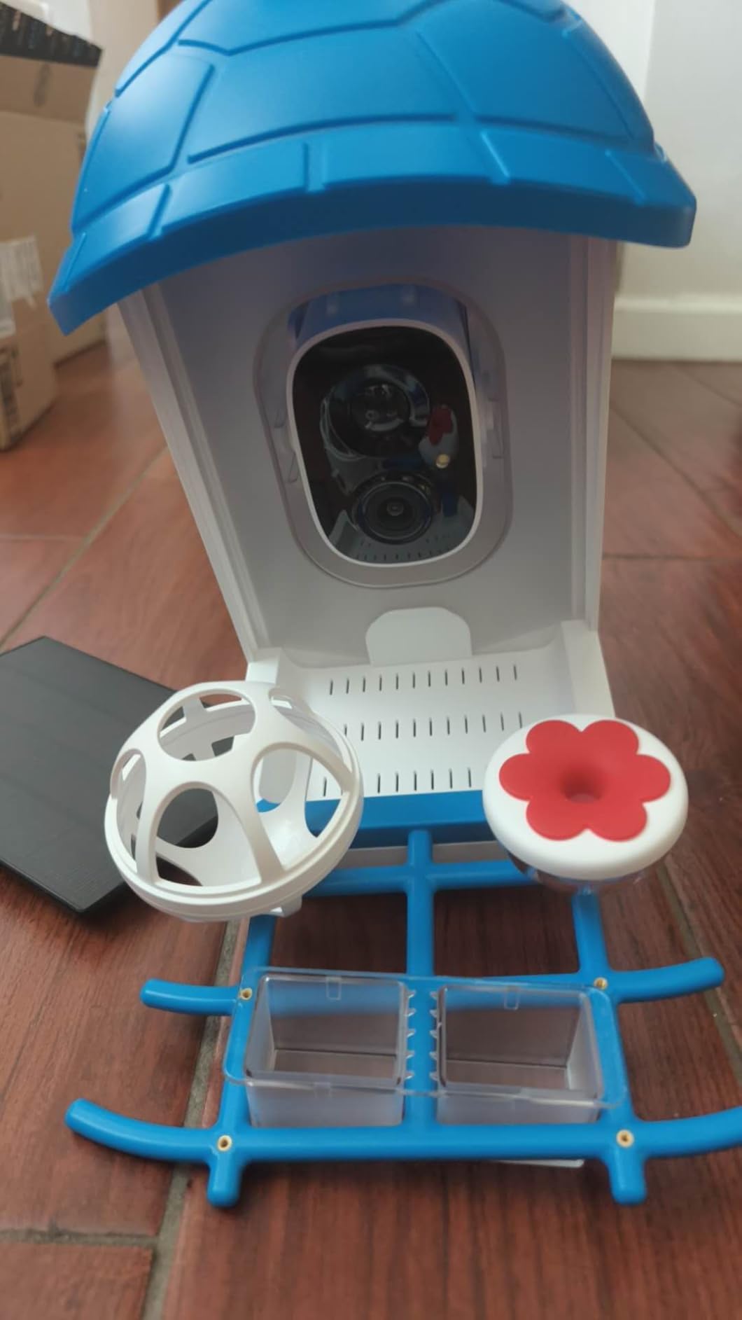 Smart Bird Feeder with Camera, Bird Feeder Camera 2K HD Record Video Live View with Solar Panel, AI Identify Species Auto Capture, Instant Arrival Alerts, Gift for Birds Lover - Customer Photo 2