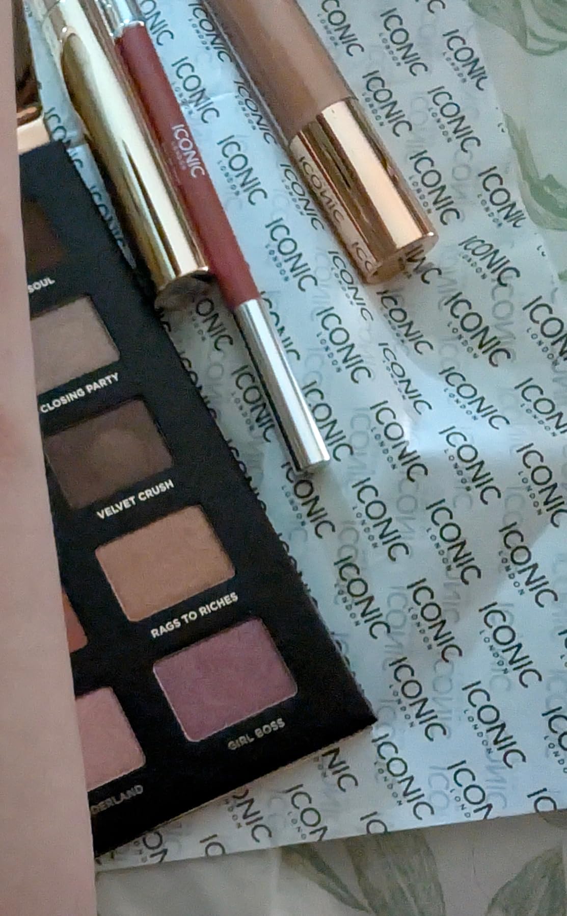 ICONIC LONDON Luxury Makeup Set for Glowy, Radiant Skin and Highlighted Finish, Perfect for Gifting, Long-Lasting, Cruelty-Free, Vegan Makeup Customer Review ICONIC LONDON Luxury Makeup Set for Glowy, Radiant Skin and Highlighted Finish, Perfect for Gifting, Long-Lasting, Cruelty-Free, Vegan Makeup - Customer Photo 1