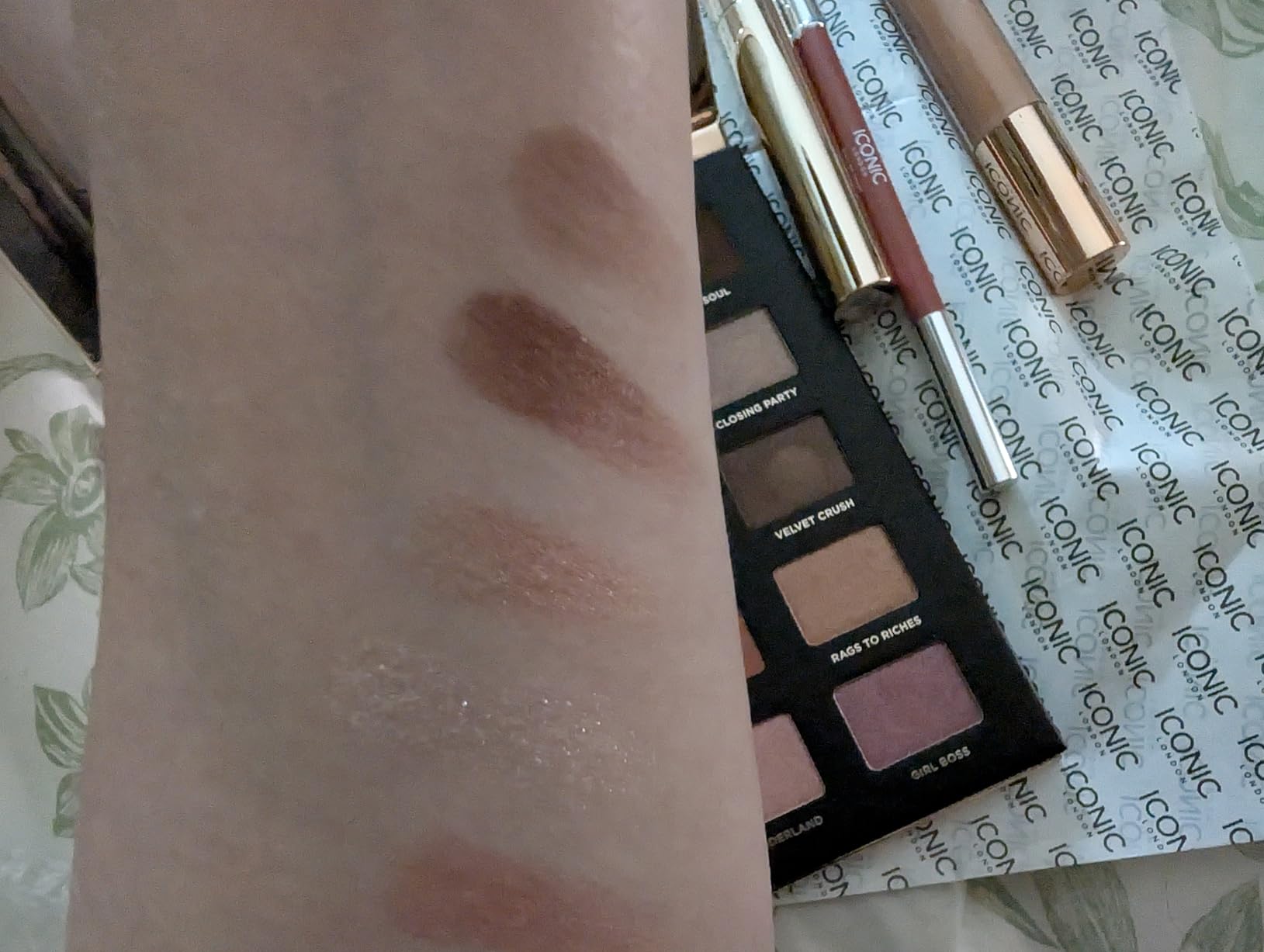 ICONIC LONDON Luxury Makeup Set for Glowy, Radiant Skin and Highlighted Finish, Perfect for Gifting, Long-Lasting, Cruelty-Free, Vegan Makeup - Customer Photo 2