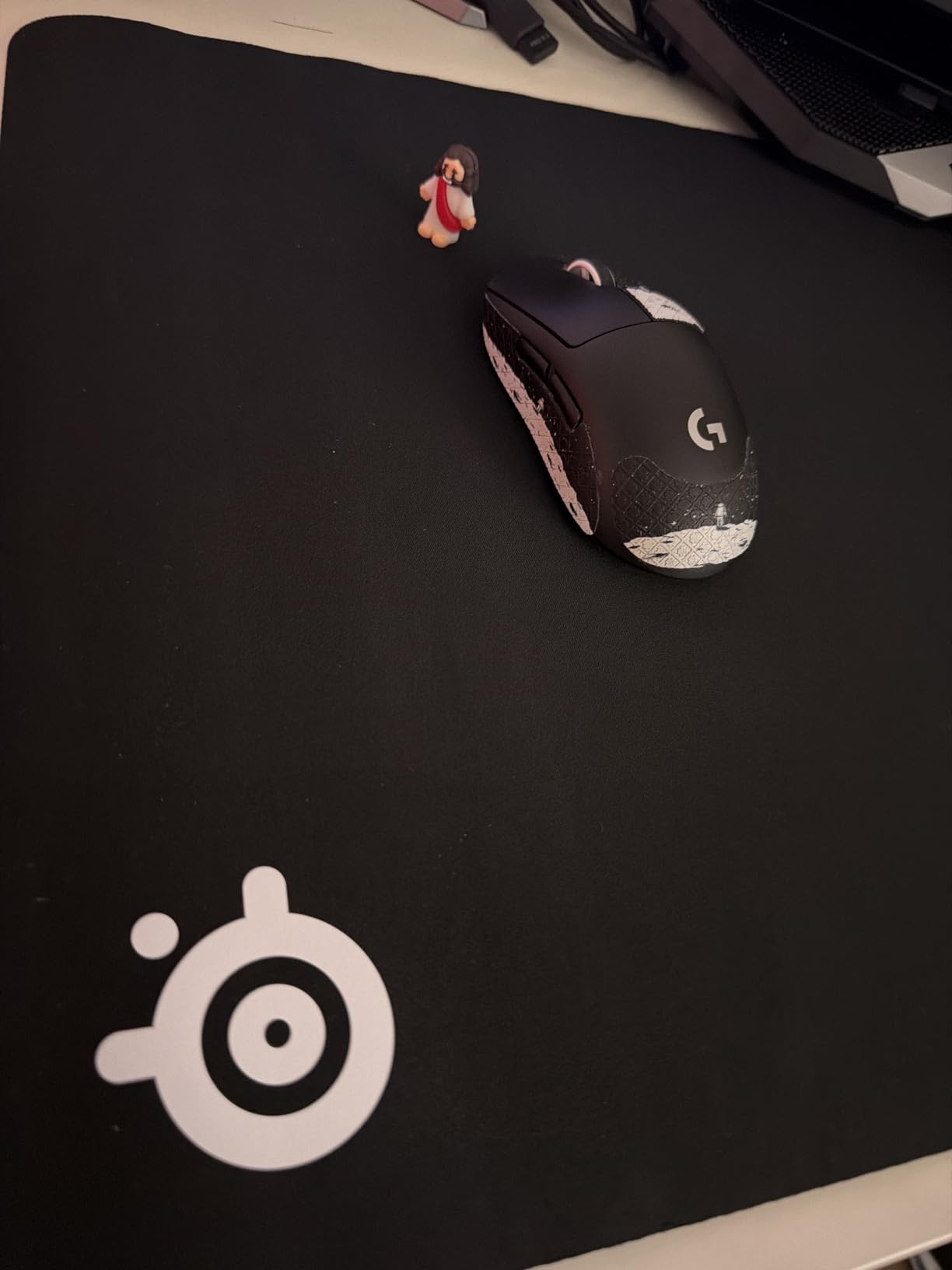 SteelSeries QcK Medium Gaming Mousepad - Black - Non-Slip Silicone Rubber Base - Peak Tracking and Stability - Optimized for Gaming Sensors - 320 mm x 270 mm customer photo 2