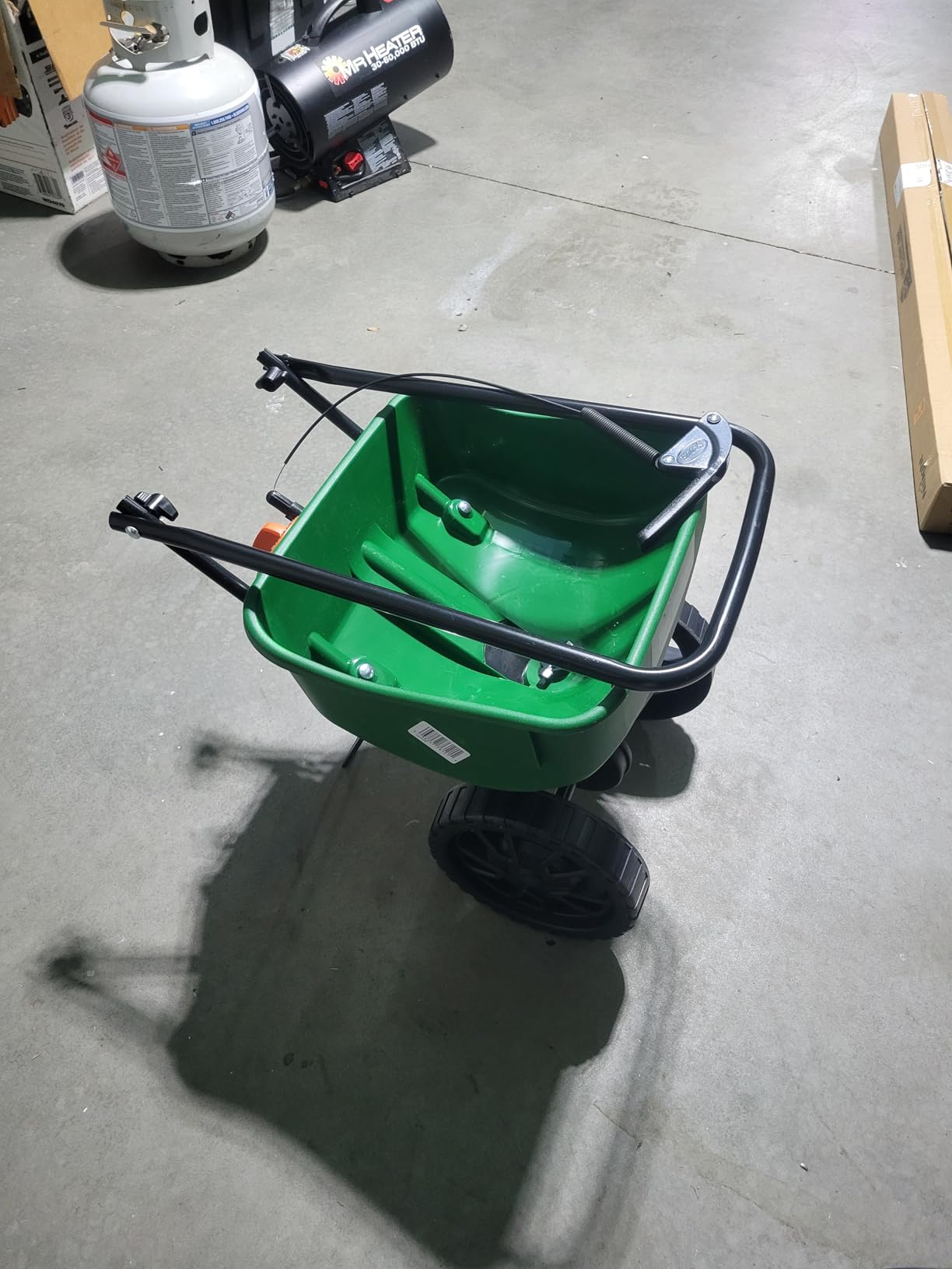 Scotts Turf Builder EdgeGuard DLX Broadcast Spreader - Spreader for Lawn Fertilizer, Weed & Insect Control, Grass Seed, and Ice Melt, Holds Up to 15,000 sq. ft. of Product customer photo 2