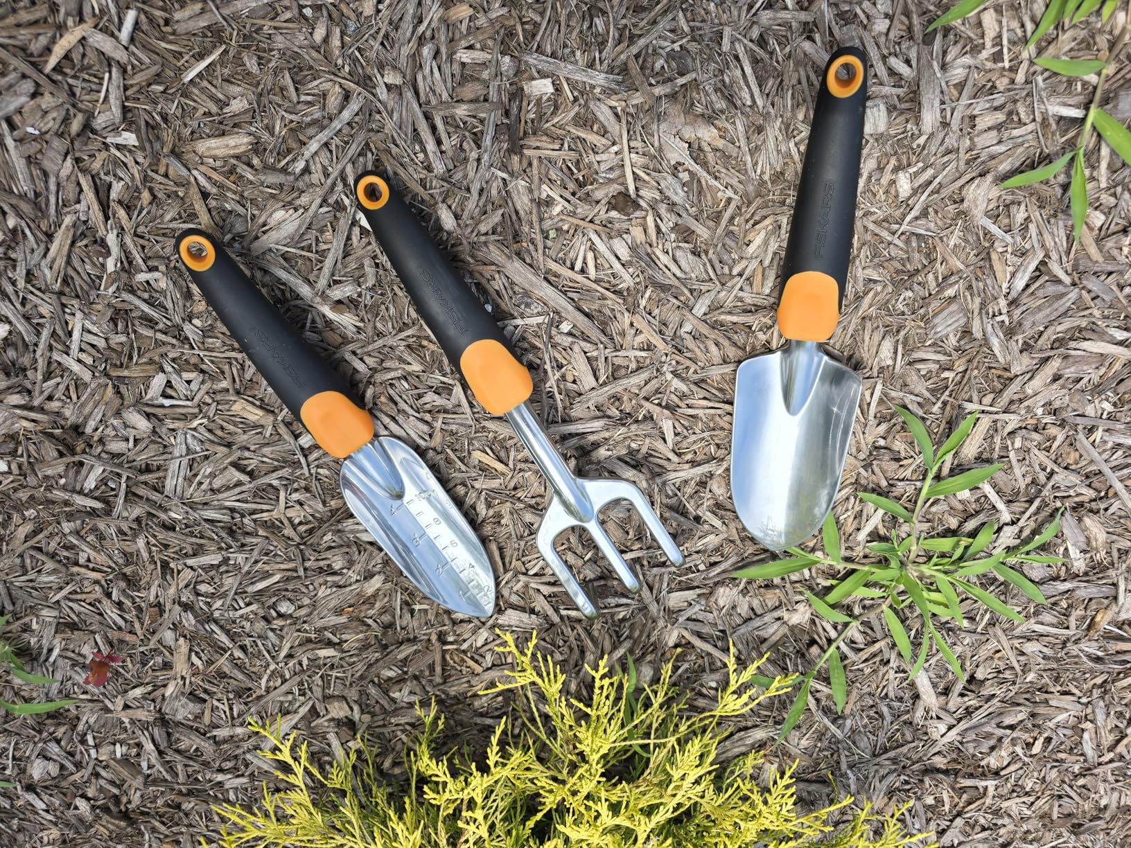 Fiskars Ergo Garden Trowel for Digging and Planting, Heavy Duty Gardening Hand Tool with Hanging Hole - Customer Photo 2