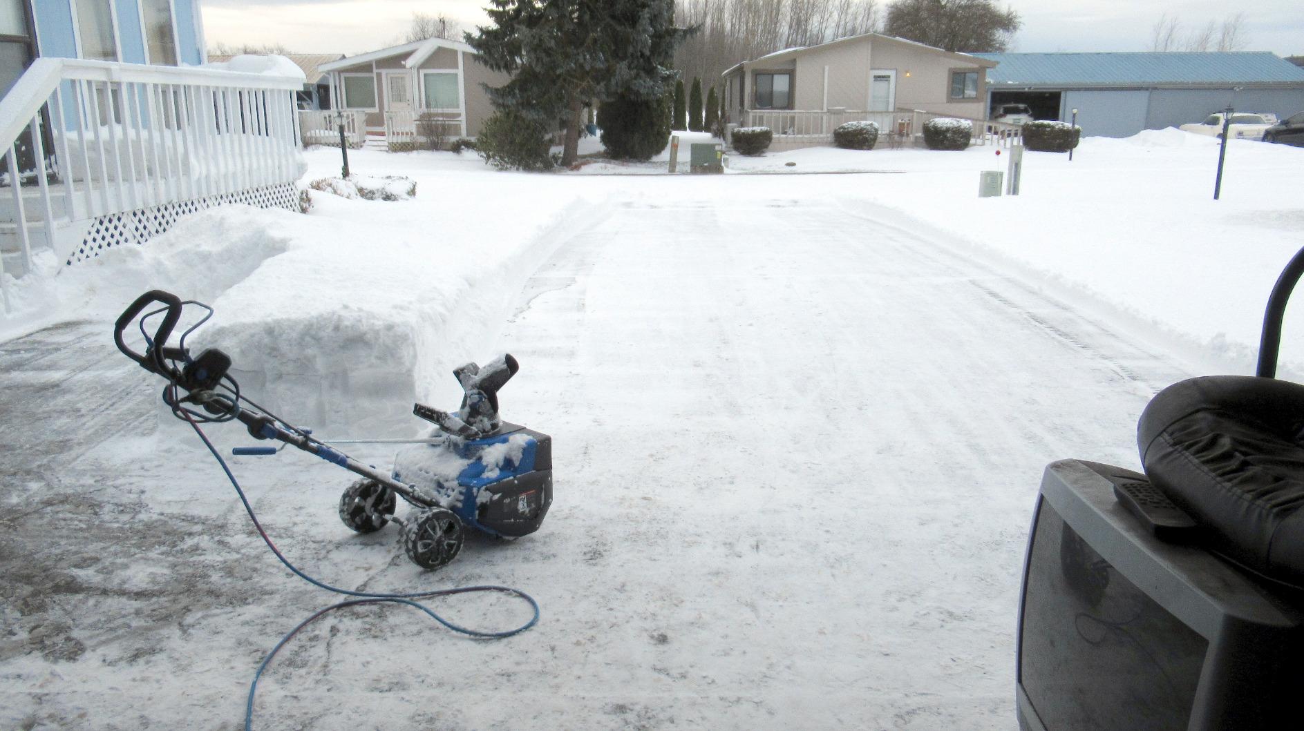 Snow Joe Ultra 18 Inch 15 Amp Single Stage Electric Snow Thrower with Headlights - Customer Photo 1