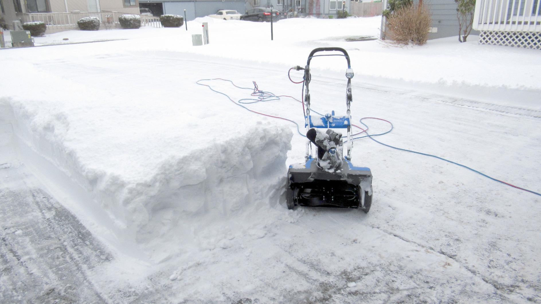 Snow Joe Ultra 18 Inch 15 Amp Single Stage Electric Snow Thrower with Headlights - Customer Photo 2