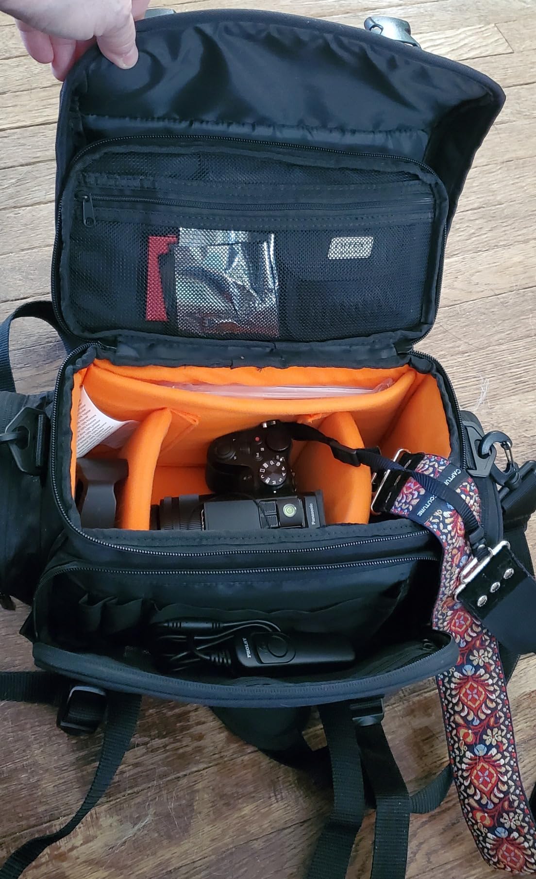 Amazon Basics Large DSLR Gadget Bag, Black with Orange Interior, Solid - Customer Photo 2