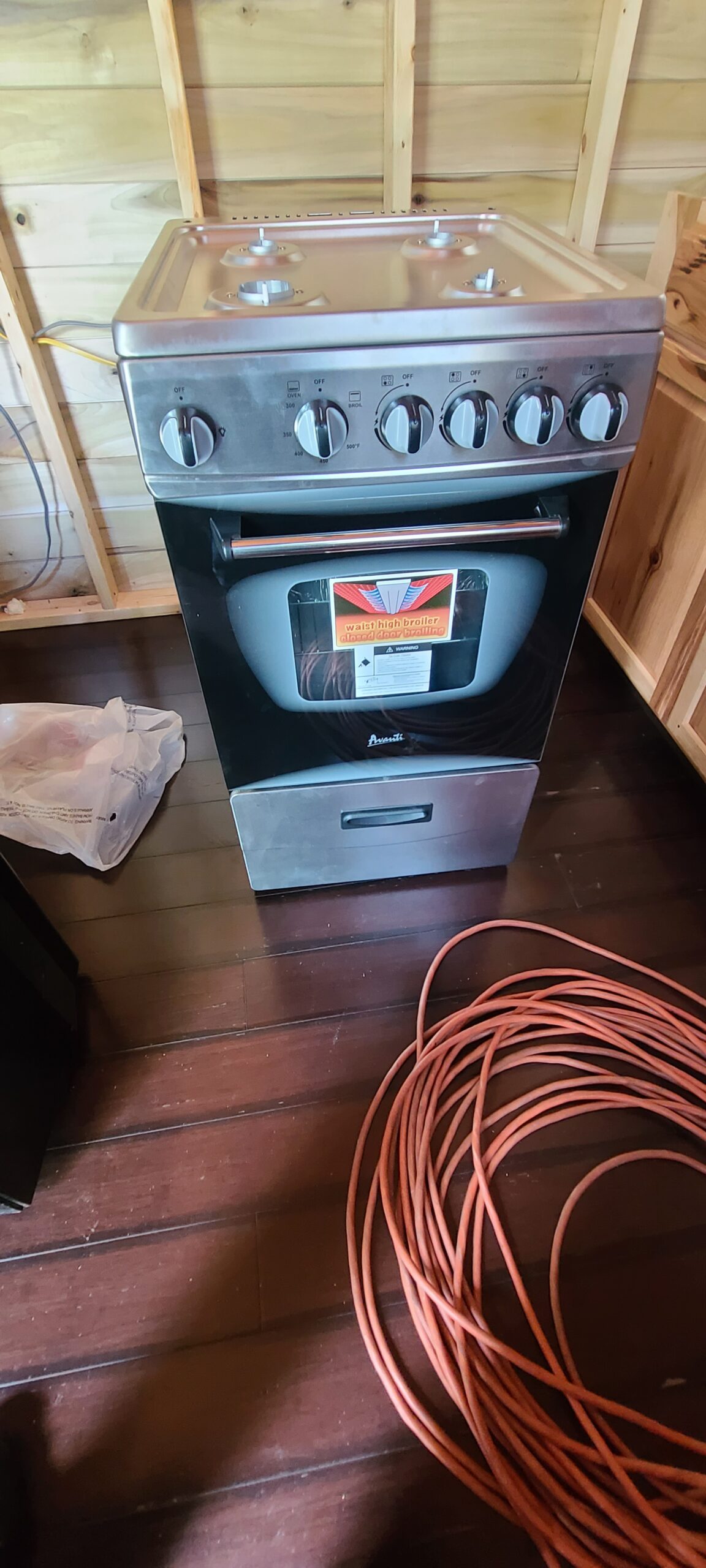 Avanti Gas Range Oven, Compact Freestanding Design, 4 Sealed Burners with Electronic Ignition, 2.1 Cu.Ft. Capacity Features Framed Glass Door Storage Drawer Broiler and Accessories, 20-Inch, White - Customer Photo 1