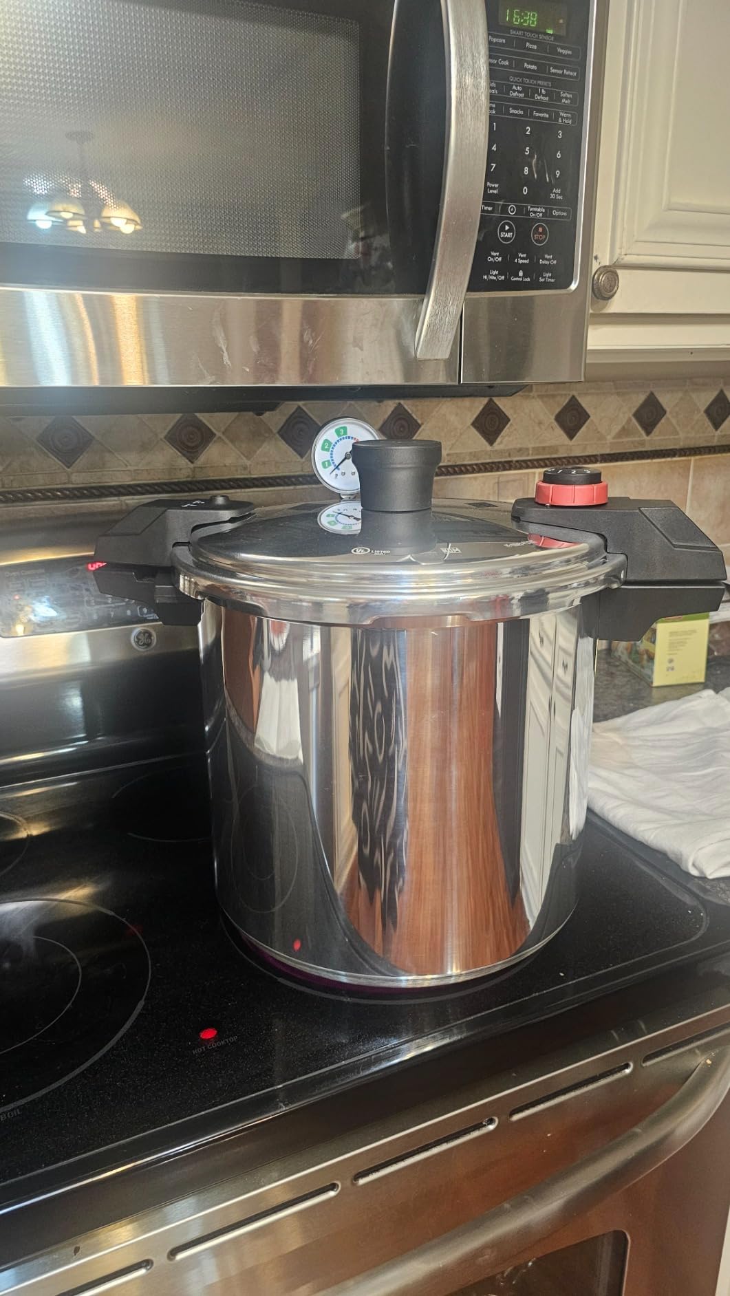 T-fal Clipso Stainless Steel Pressure Cooker, 6.3 Quart, Induction Cookware, Secure Locking System, One Hand System, Recipe Book Included, Pots and Pans, Kitchen, Silver - Customer Photo 4