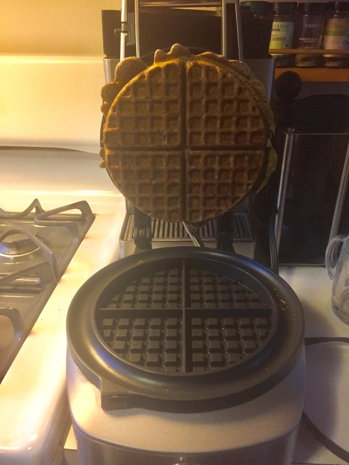 Breville No-Mess Classic Waffle Maker BWM520XL, Brushed Stainless Steel - Customer Photo 4