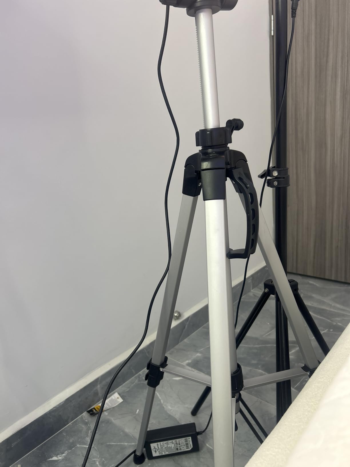 Amazon Basics 50-inch Lightweight Portable Camera Mount Tripod Stand with Bag, for Travel Photography, Champagne - Customer Photo 1