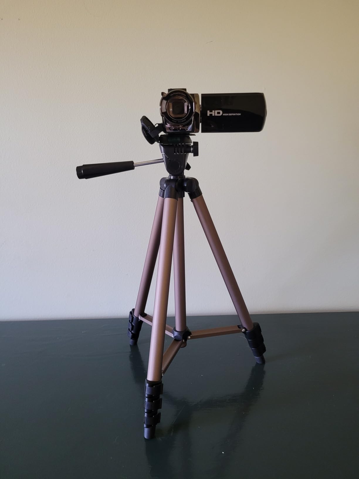 Amazon Basics 50-inch Lightweight Portable Camera Mount Tripod Stand with Bag, for Travel Photography, Champagne - Customer Photo 2