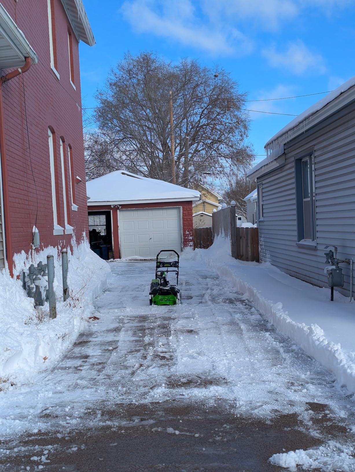 Greenworks 80V (75+ Compatible Tools) 20 Brushless Cordless Snow Blower, 2.0Ah Battery and Charger Included customer photo 1