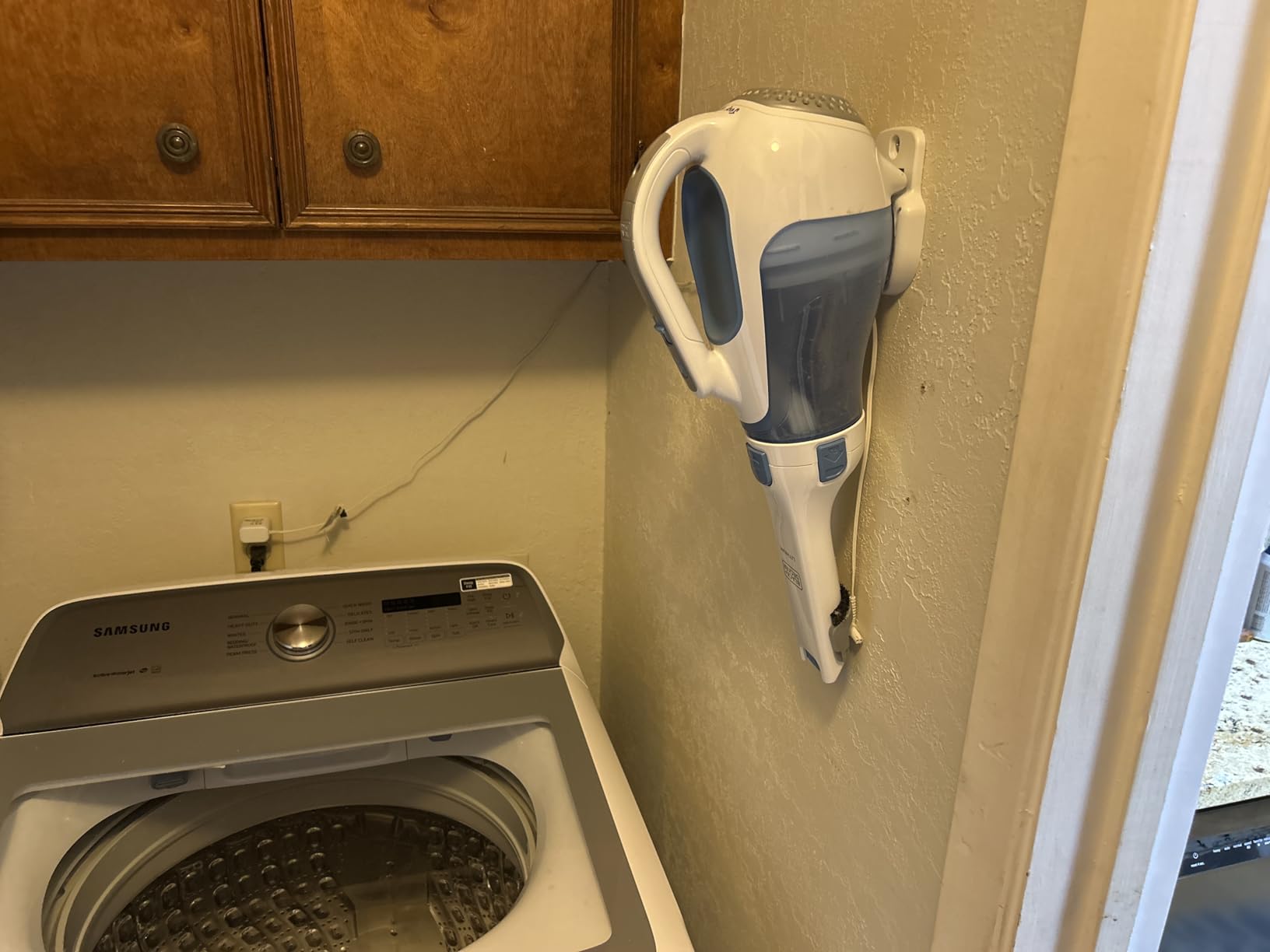 BLACK+DECKER dustbuster Handheld Vacuum, Cordless Car Vacuum Portable 12V, with Rotating and Extendable Nozzle (HHVI320JR02) - Customer Photo 2