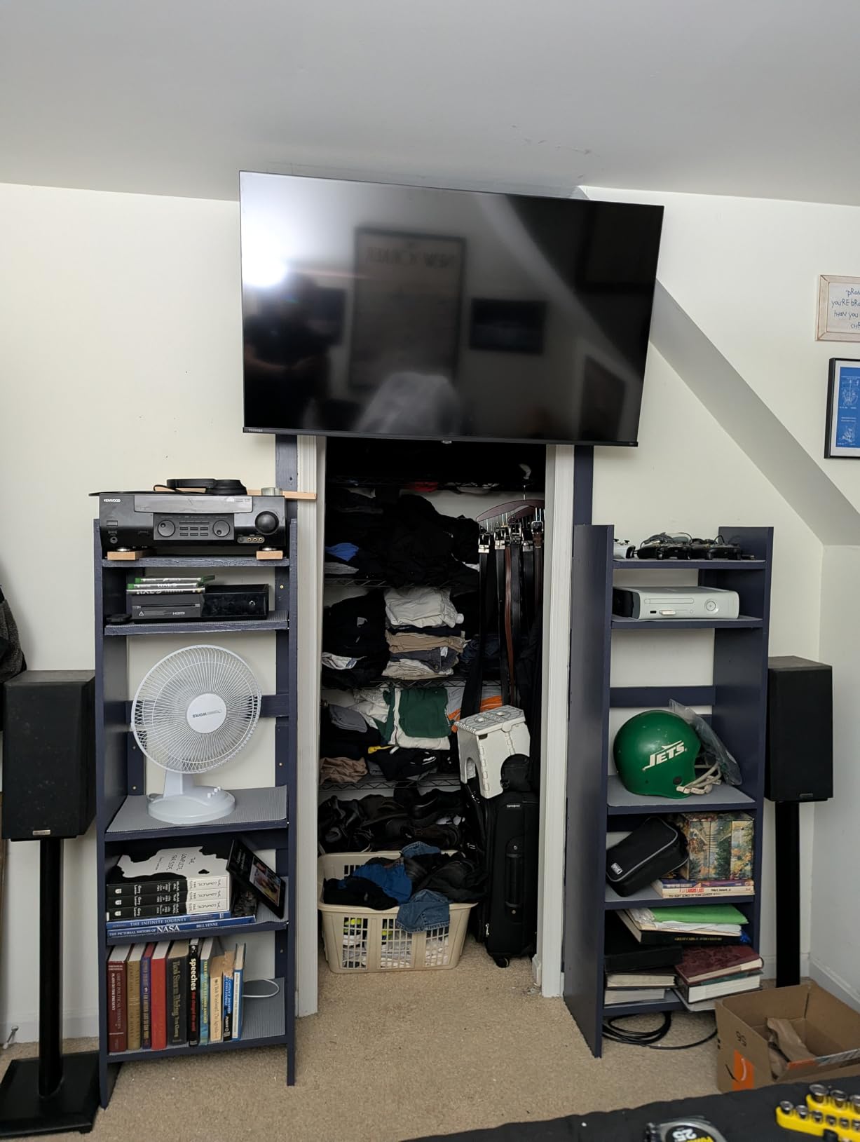 Amazon Basics Full Motion Articulating TV Wall Mount, with Swivel and Tilt, for 26